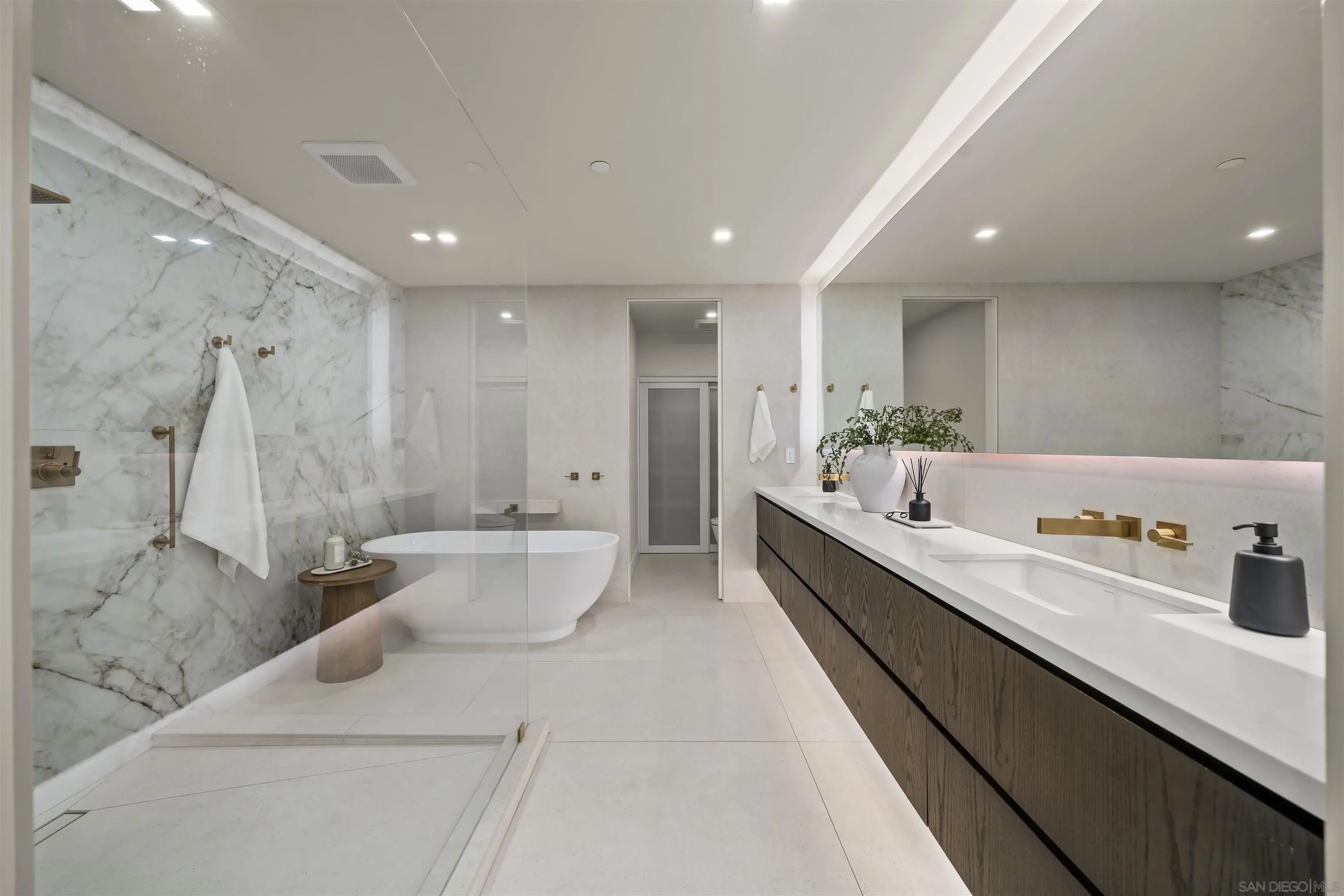 https://cdn.realtyfeed.com/cdn/127/260014324/2c5ffe08537a7d872d0fb335f48833c8.webp