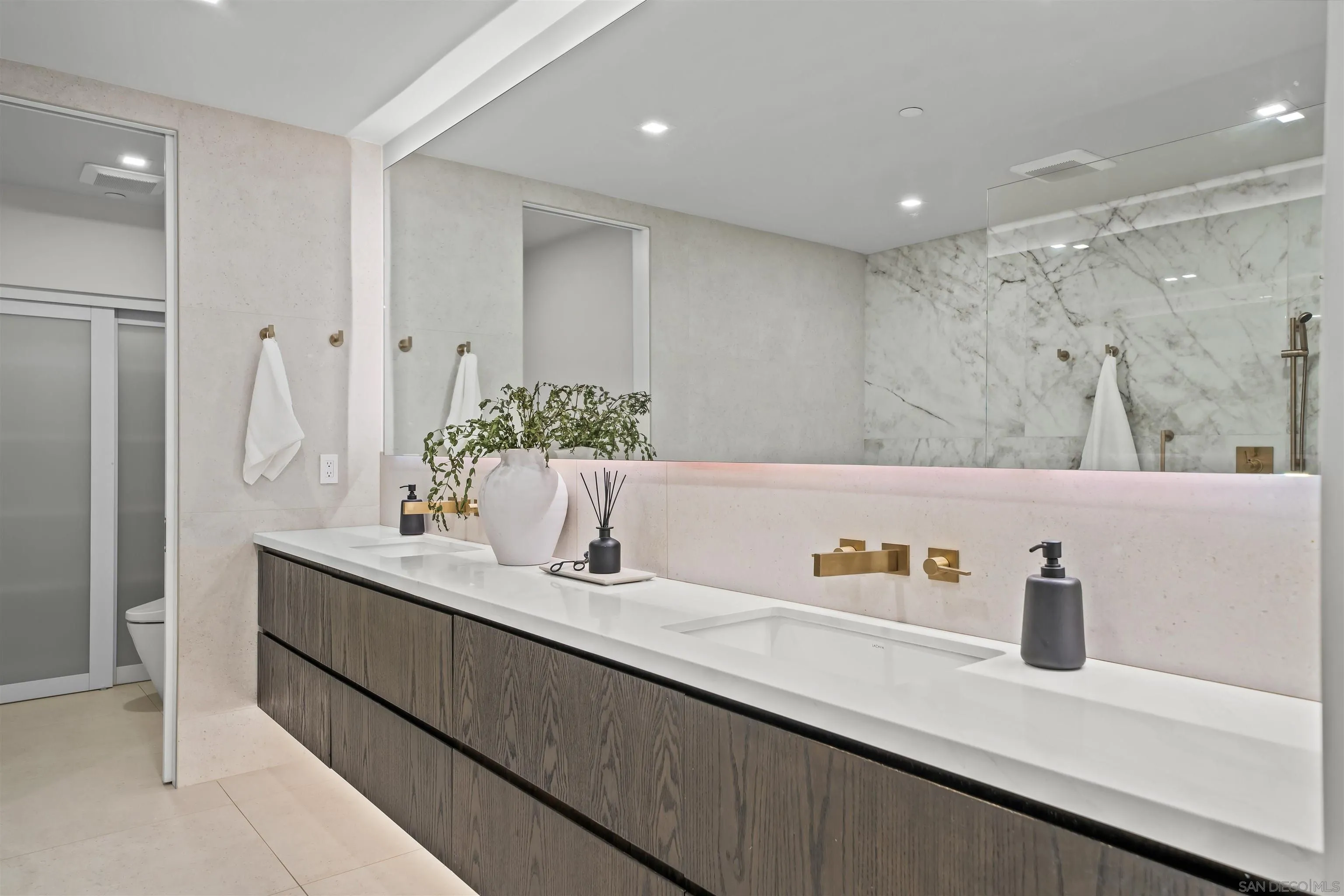 https://cdn.realtyfeed.com/cdn/127/260014324/2d6edc4f4cbf872da2fb1097a0bb5e54.webp