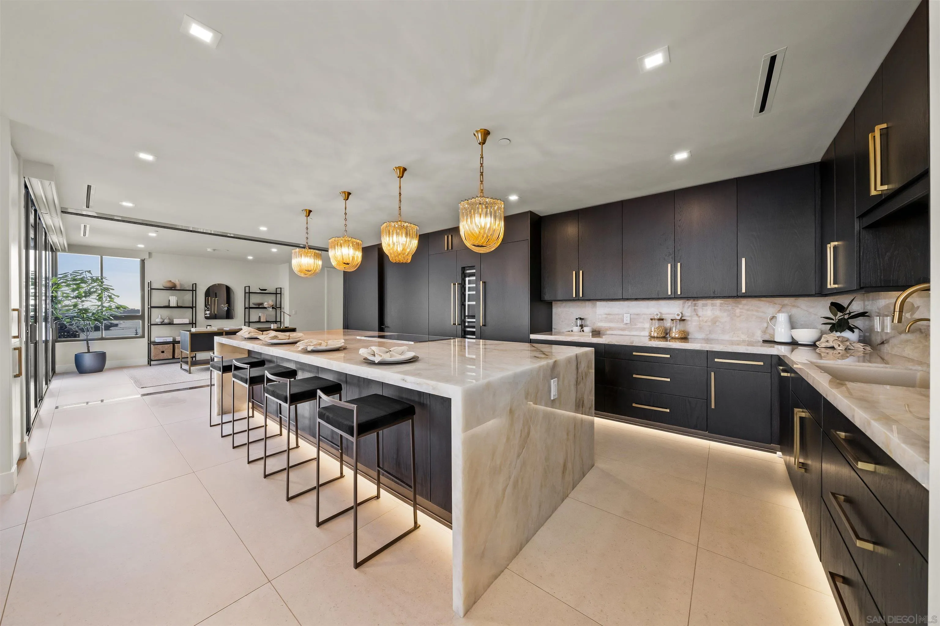 https://cdn.realtyfeed.com/cdn/127/260014324/821f3feb6489488a3d8bd3a387979e59.webp