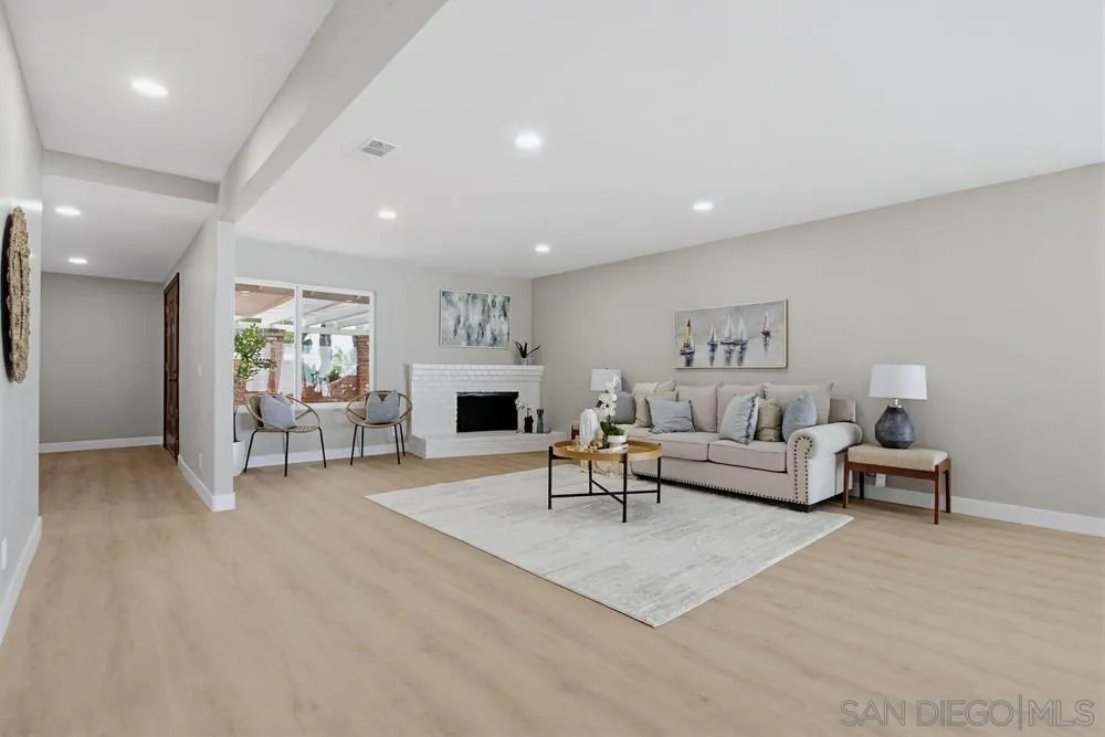 https://cdn.realtyfeed.com/cdn/127/260014327/60e8f736f6f019bd6ae01235ceb74121.webp