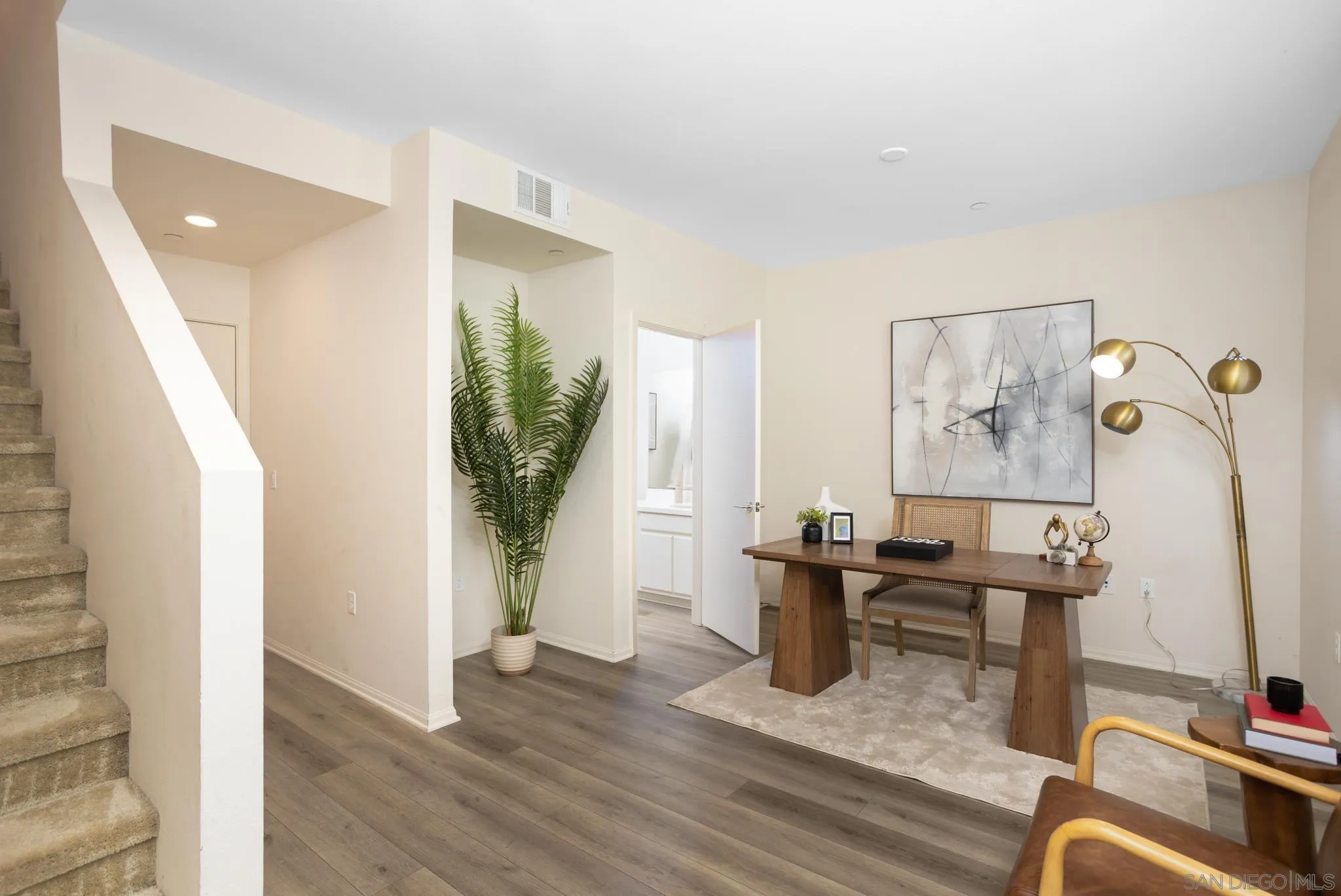 https://cdn.realtyfeed.com/cdn/127/260014330/561bd146beec2409410624ae15cd95cb.webp