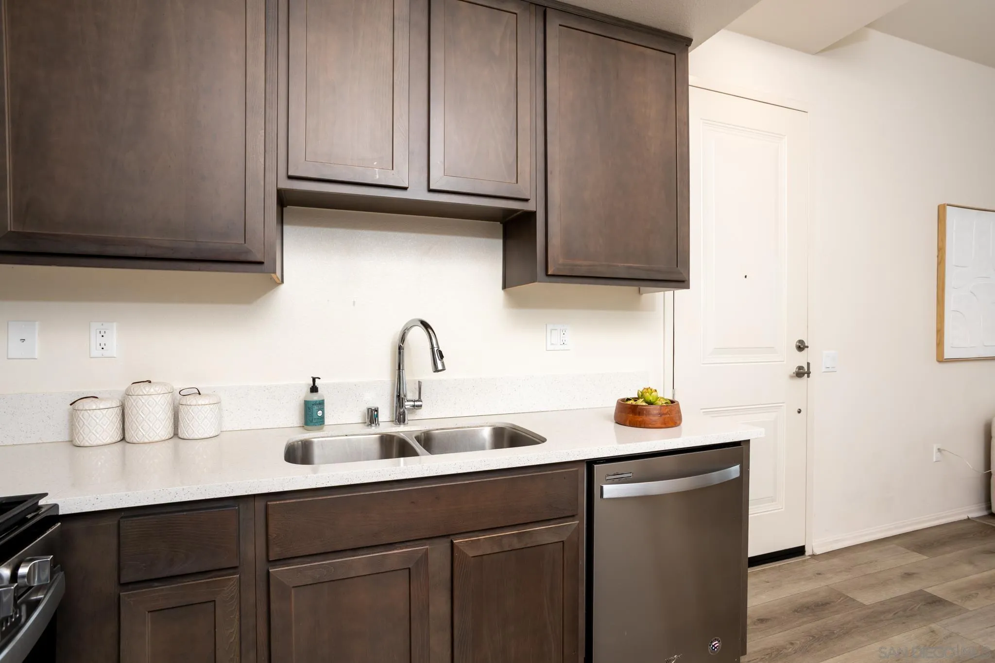 https://cdn.realtyfeed.com/cdn/127/260014330/db73664061e6707f1717f254126ad940.webp