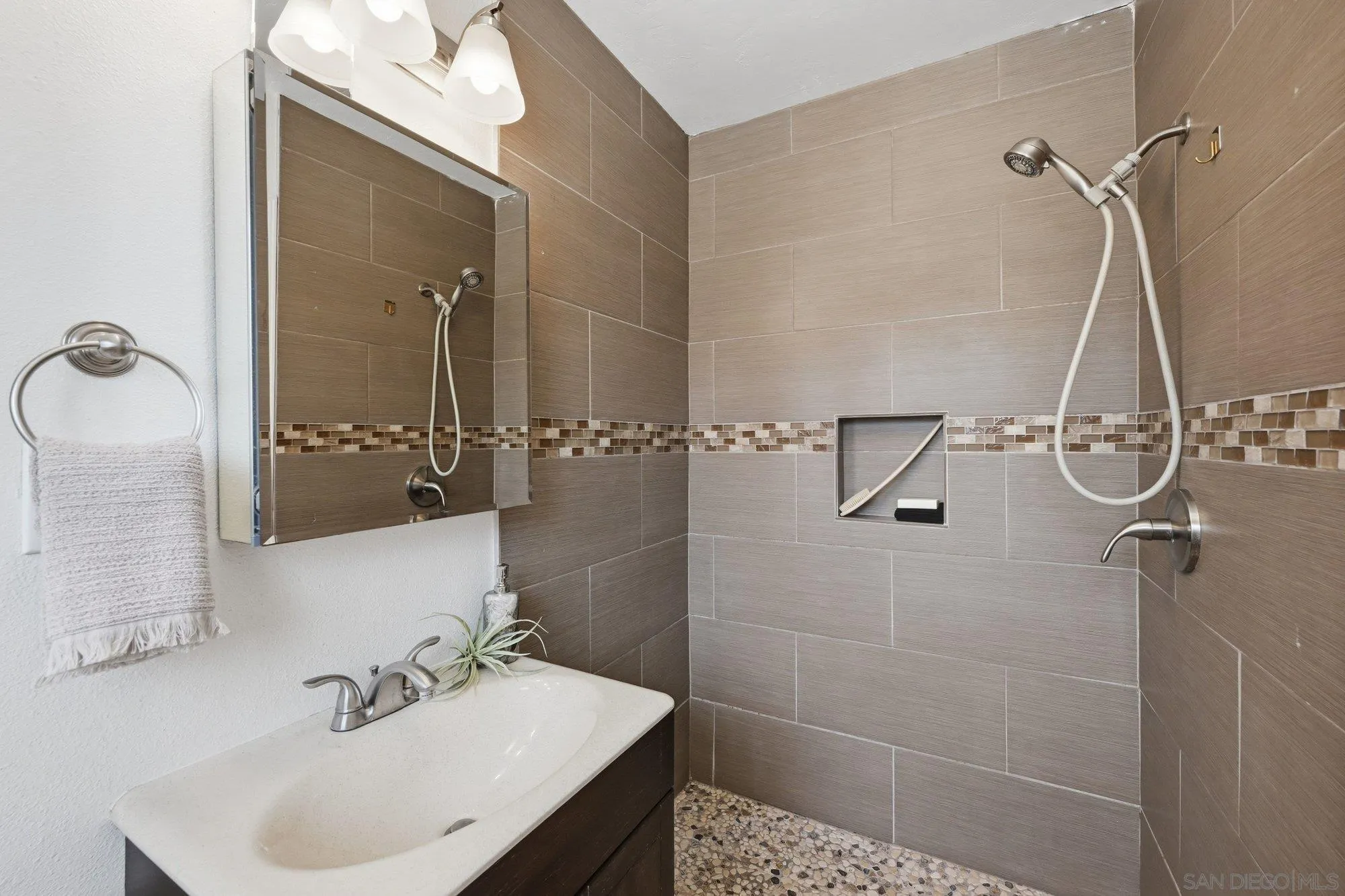 https://cdn.realtyfeed.com/cdn/127/260014336/65e18e7b2eb2593ac1284f9e2d990bd1.webp