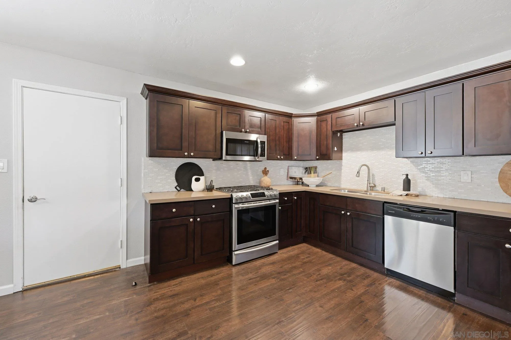 https://cdn.realtyfeed.com/cdn/127/260014336/76cc273a246829c07fa3416db49e2a32.webp