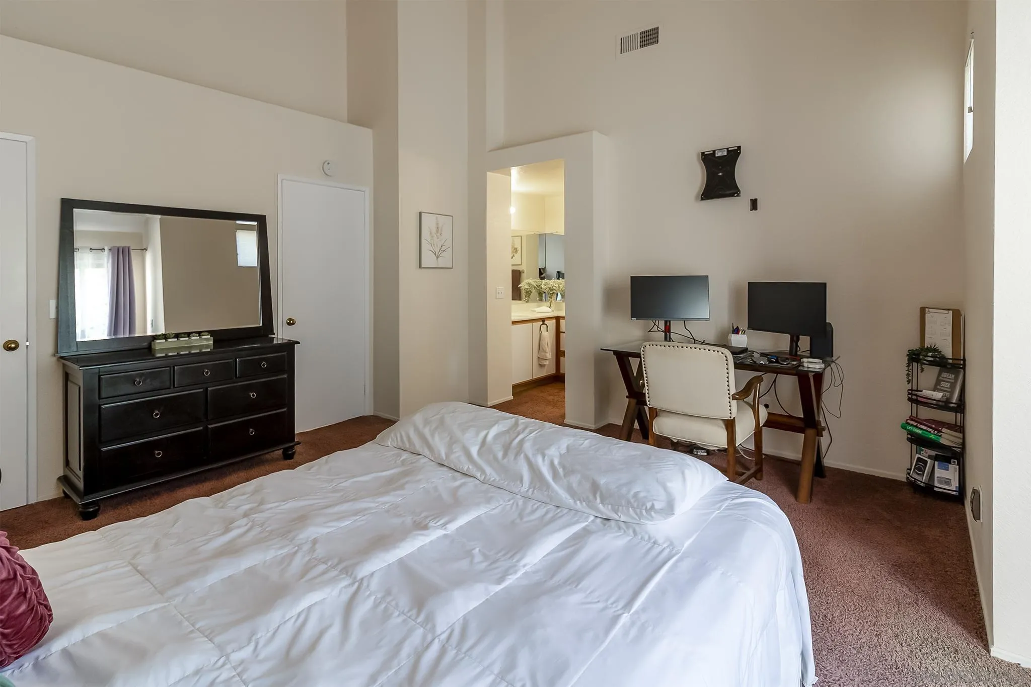 https://cdn.realtyfeed.com/cdn/127/260014346/7de9250301b77f4a1b8071ee00c6b5d7.webp