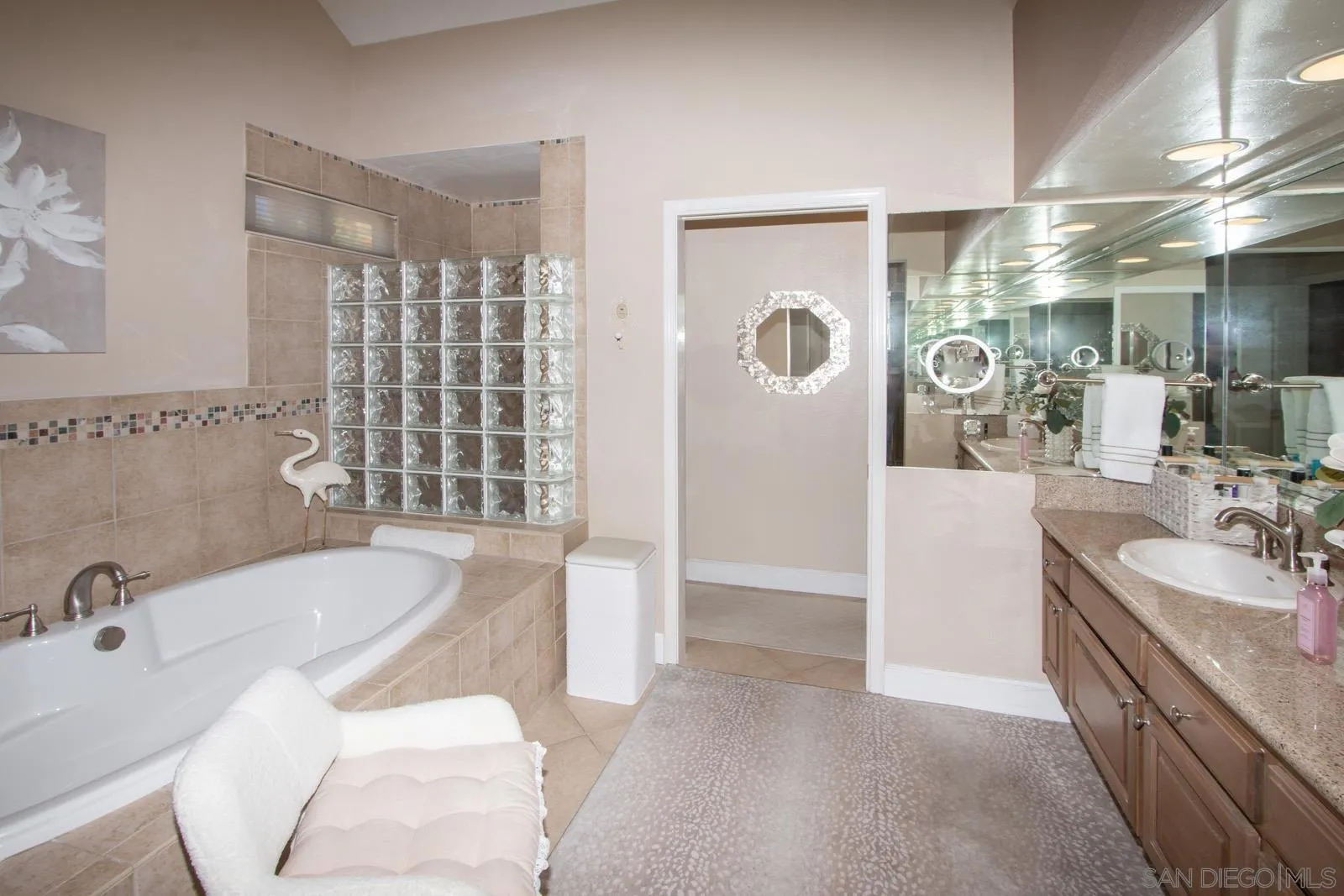 https://cdn.realtyfeed.com/cdn/127/260014350/10c5124f26d444116ac79ec0ae832b42.webp