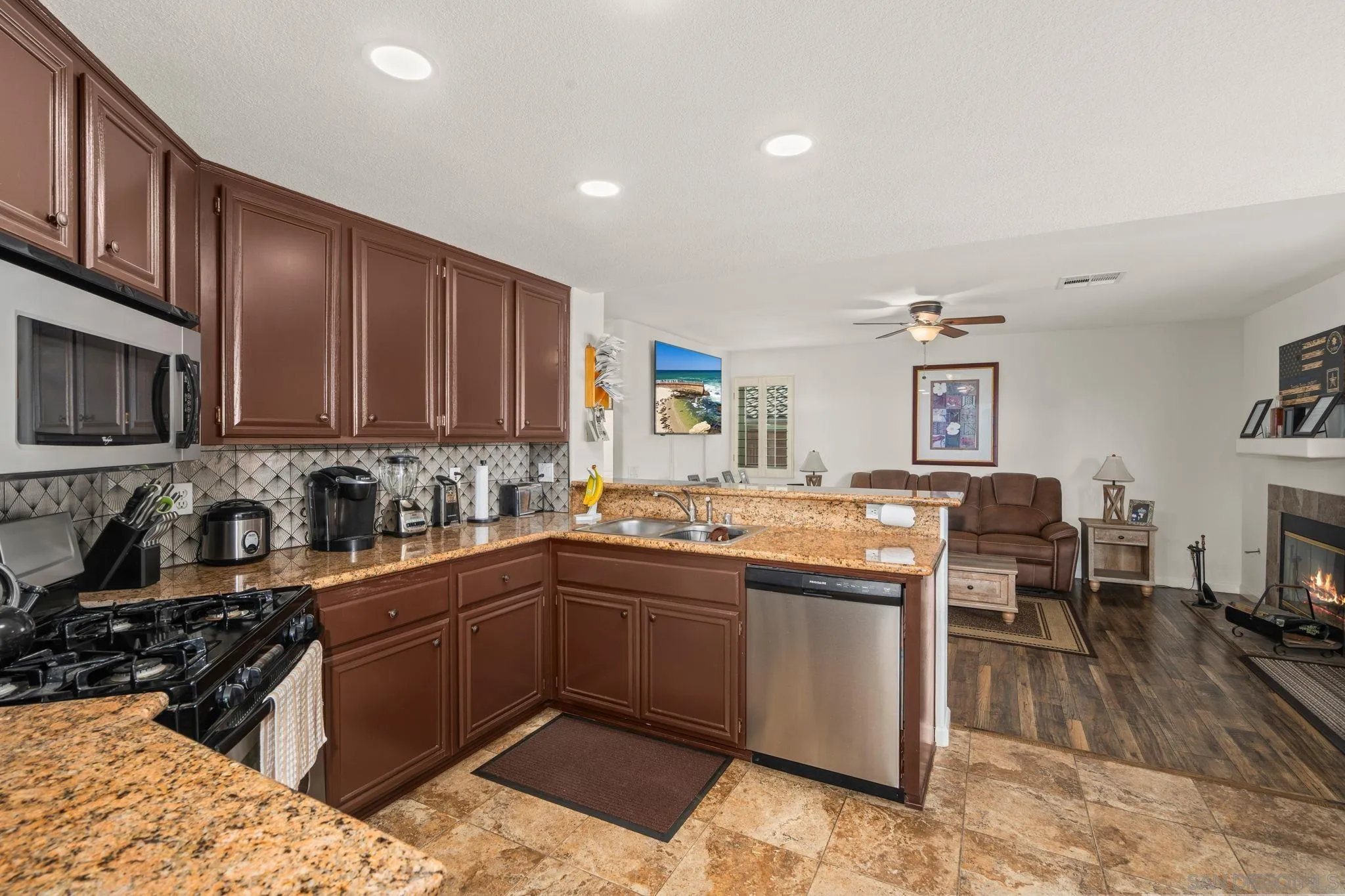 https://cdn.realtyfeed.com/cdn/127/260014352/0cd535fec8acf243bc10990e5985725c.webp