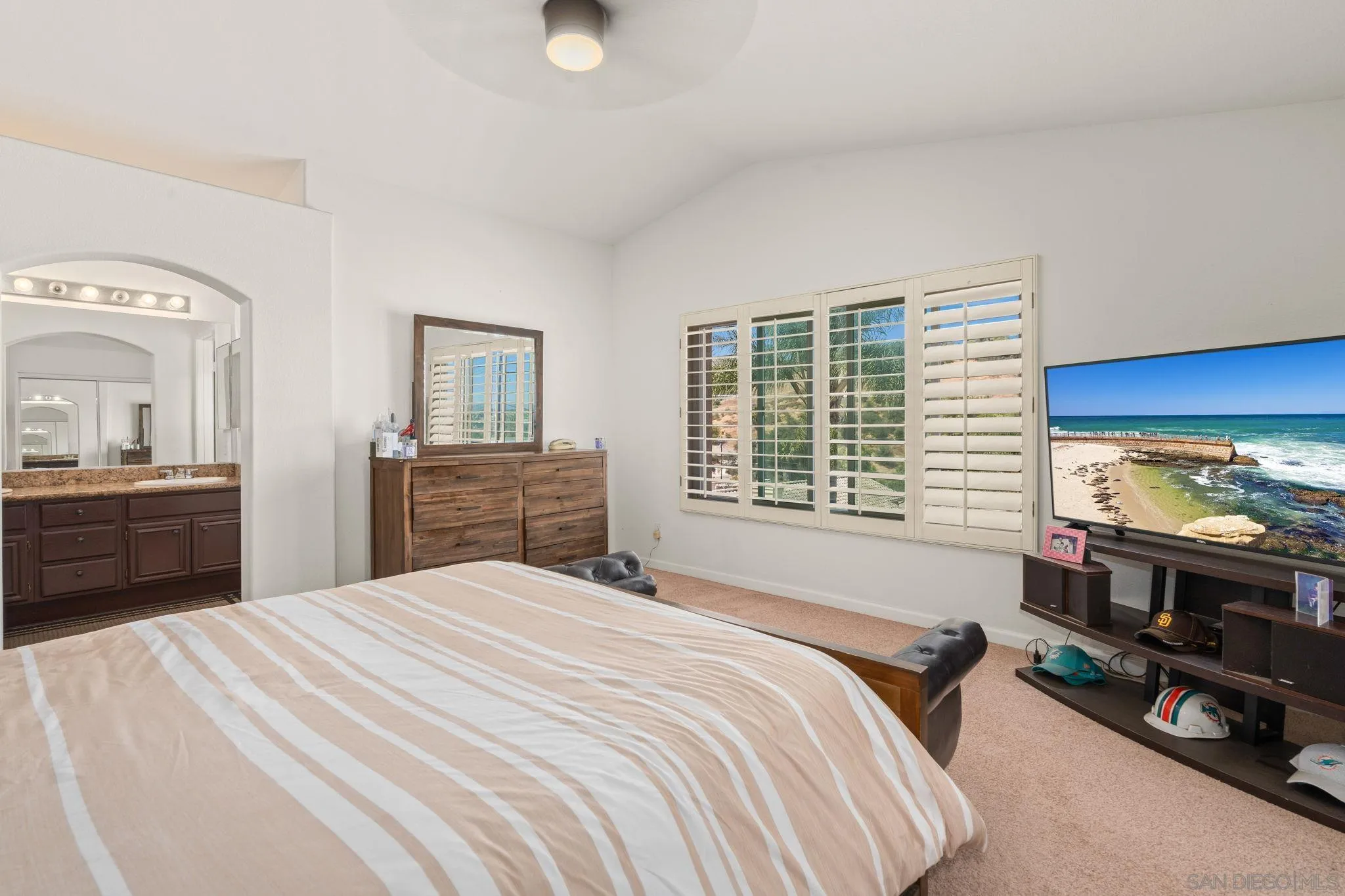 https://cdn.realtyfeed.com/cdn/127/260014352/5cca75c4d72c974f564e37fe0ff38922.webp