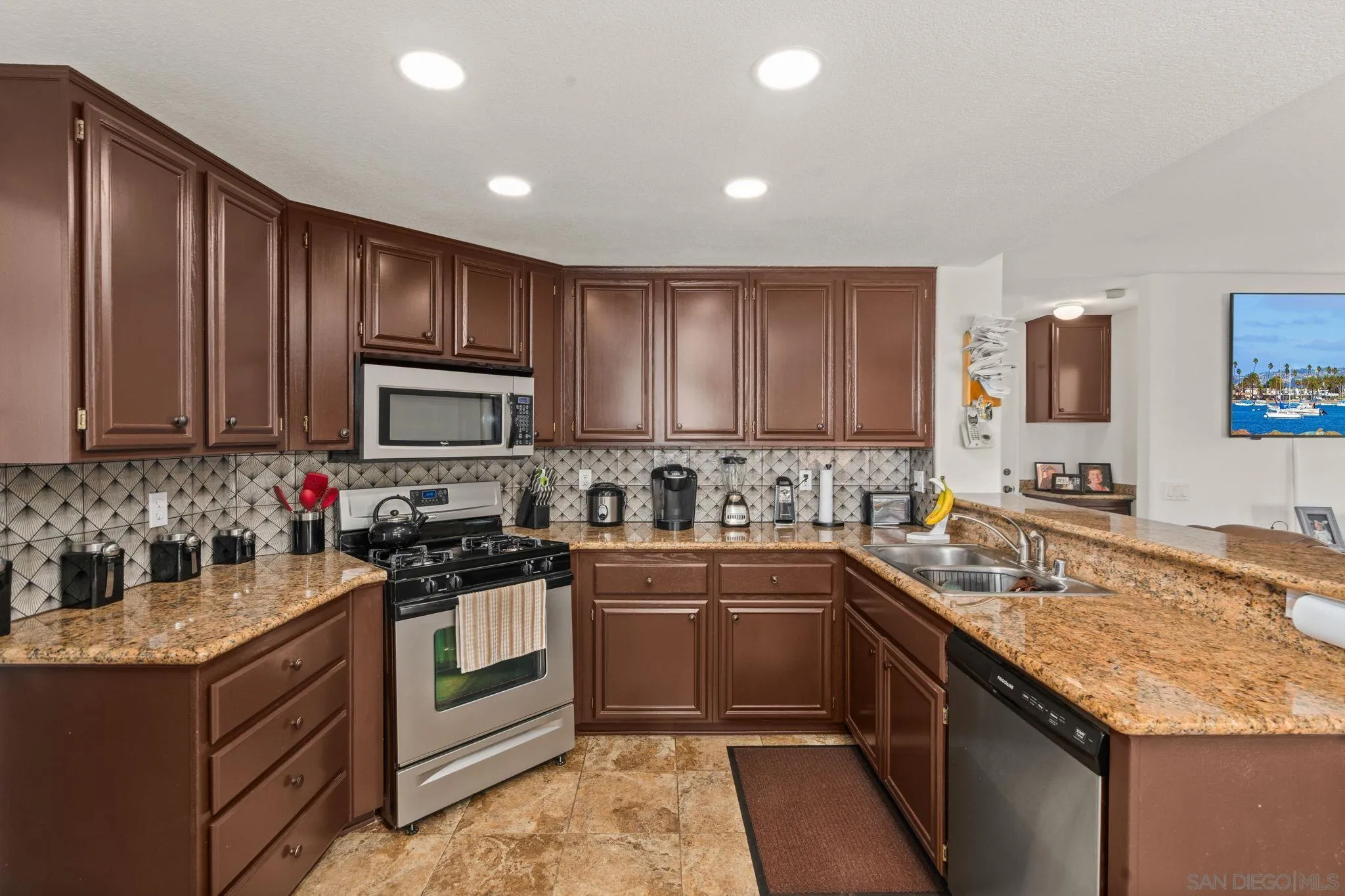 https://cdn.realtyfeed.com/cdn/127/260014352/73e431665e1b33e2017a1cde6e9e2d49.webp