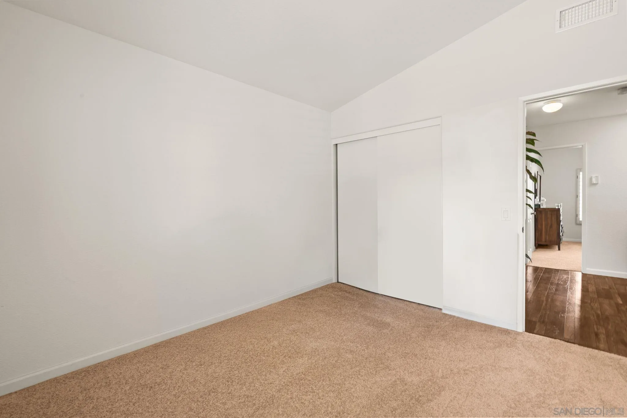 https://cdn.realtyfeed.com/cdn/127/260014352/894125c4f4be18448ffc3e6e7f4f0b5b.webp