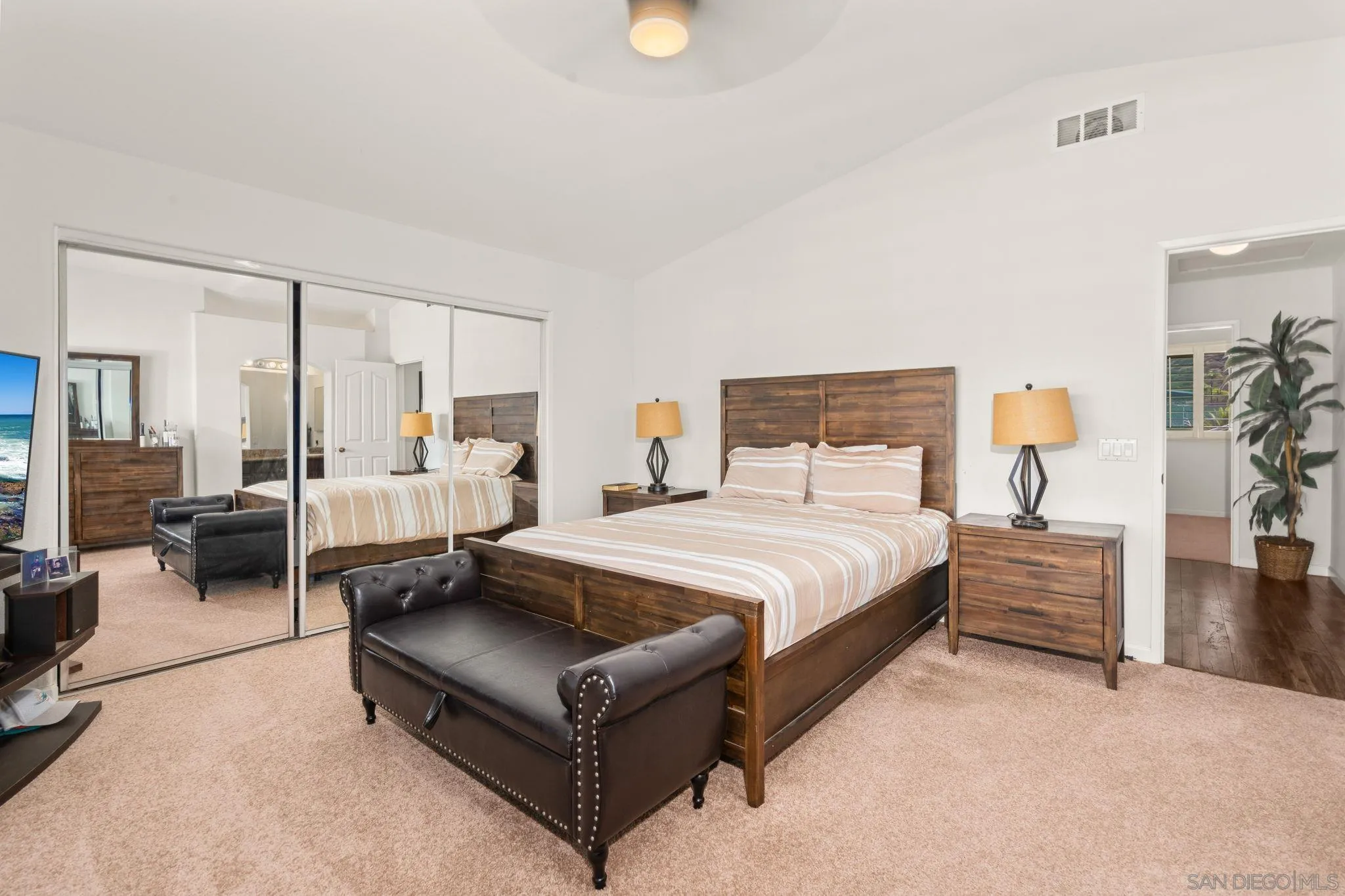 https://cdn.realtyfeed.com/cdn/127/260014352/a512ccb10860757bed2633592a8dbc6d.webp