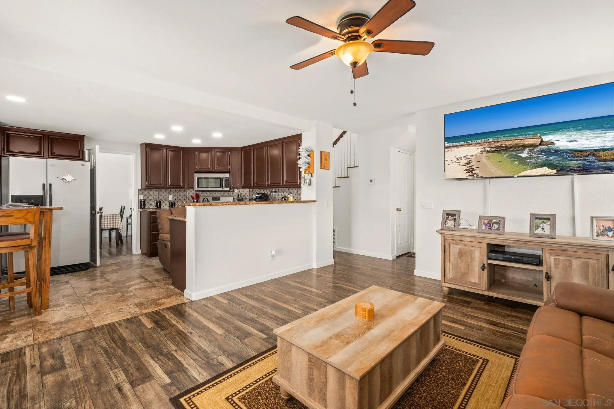 https://cdn.realtyfeed.com/cdn/127/260014352/effd1c2f9134993ad262e1923e5e90dc.webp