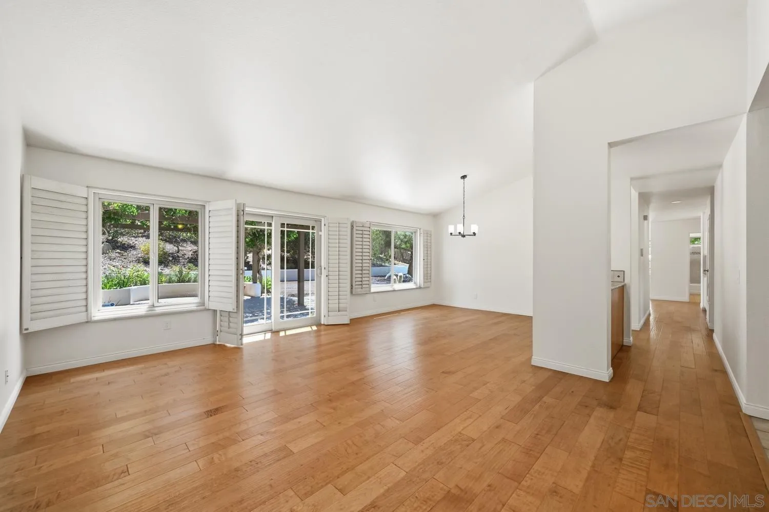 https://cdn.realtyfeed.com/cdn/127/260014355/1bff3be80860adfc0ff063103dc24ae2.webp