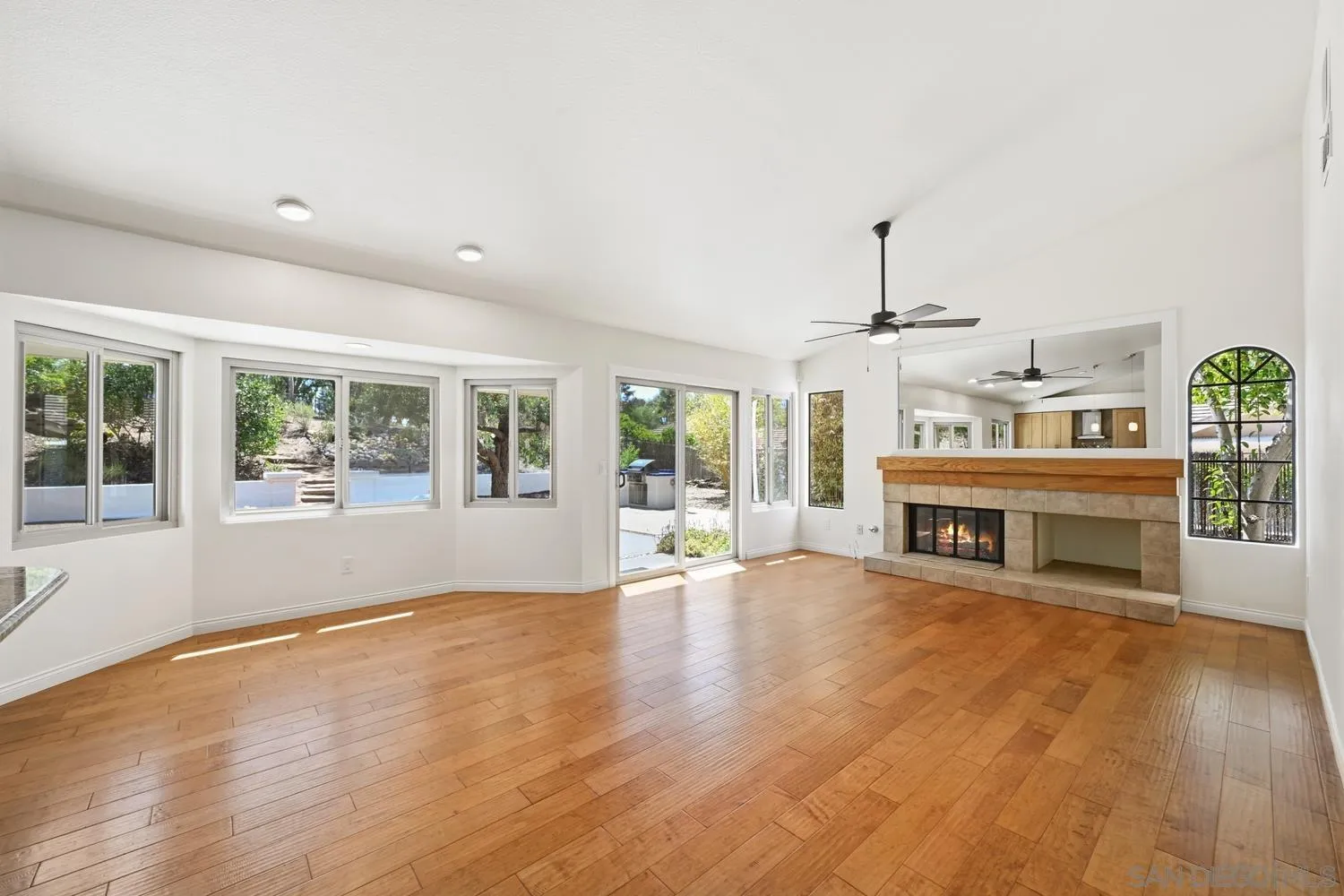 https://cdn.realtyfeed.com/cdn/127/260014355/2ca402934261bd6a309b2a83133cf043.webp