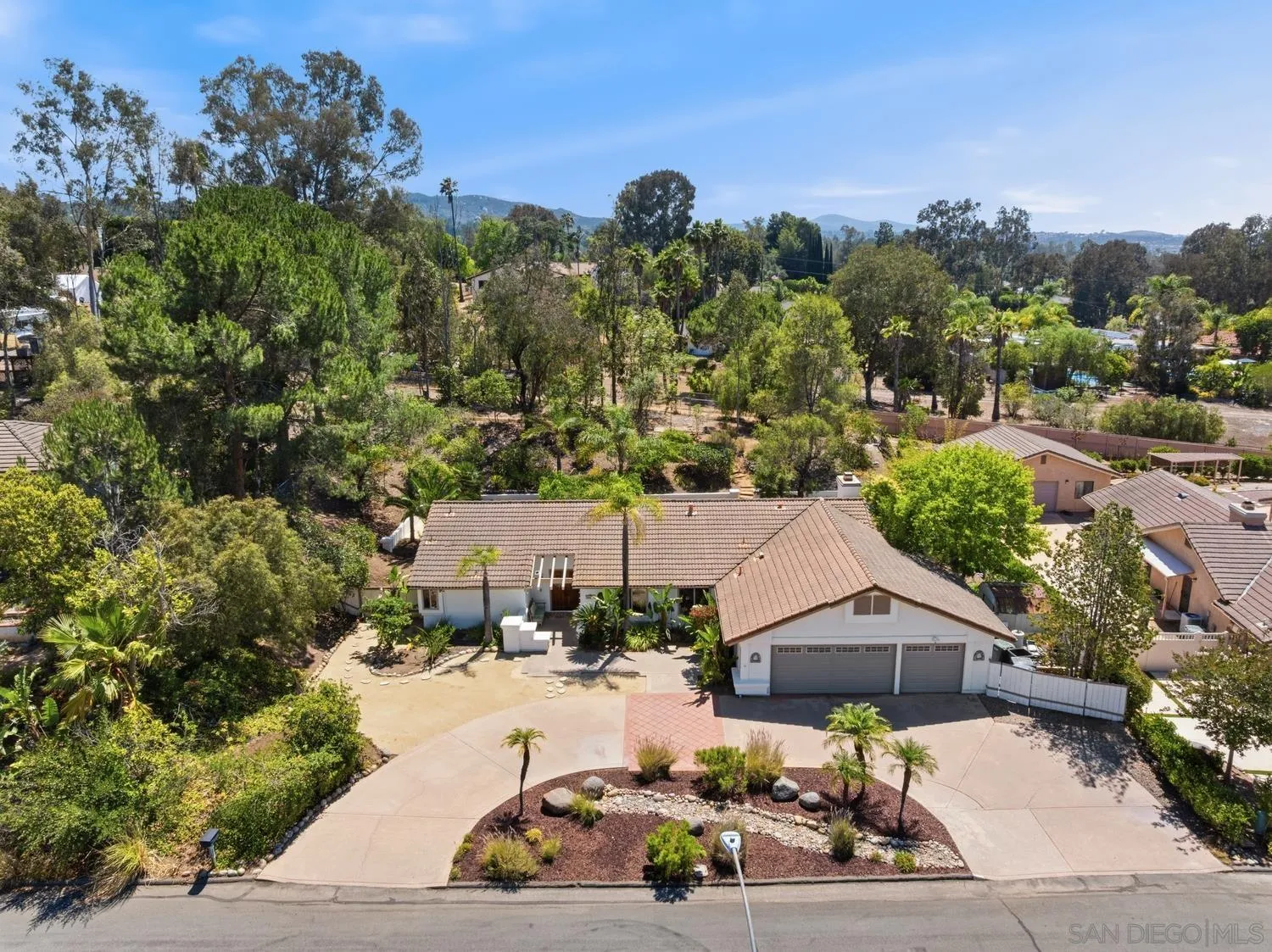 https://cdn.realtyfeed.com/cdn/127/260014355/6ea817fc7173663f42050340db8544f8.webp