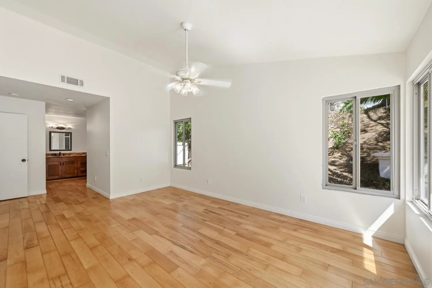 https://cdn.realtyfeed.com/cdn/127/260014355/74d4f9fbe52a98eea59e8aba3a70ab51.webp