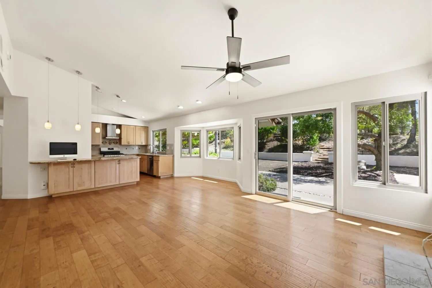 https://cdn.realtyfeed.com/cdn/127/260014355/a8959a094ba94e92f4d1a479bb82cbd4.webp