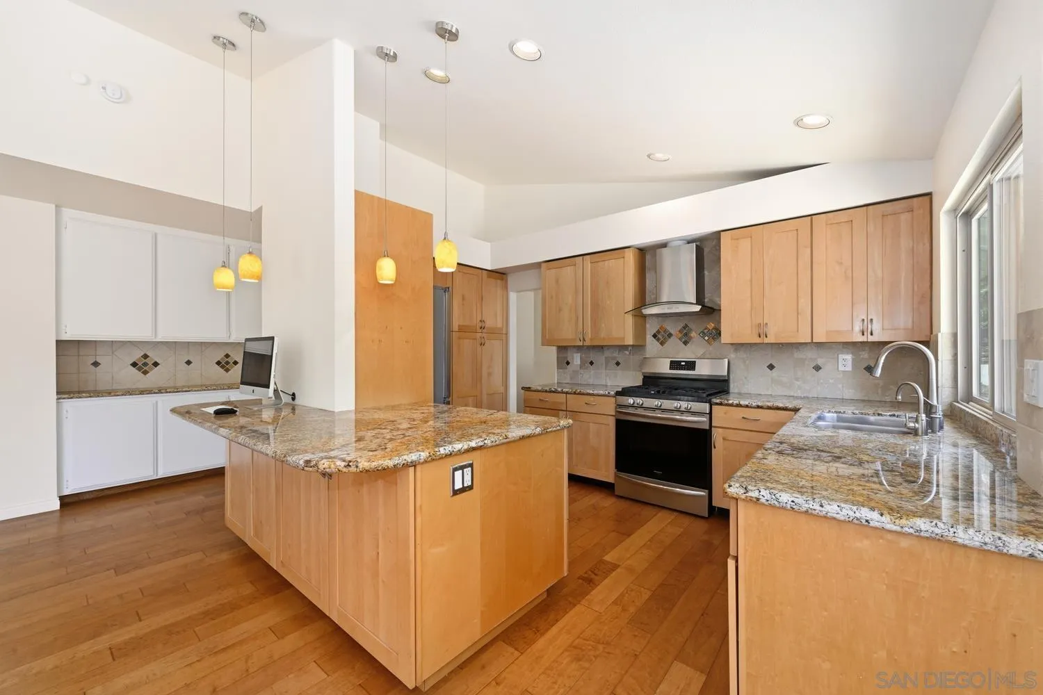 https://cdn.realtyfeed.com/cdn/127/260014355/e0f963ca9e66758040410ba9cefa3165.webp