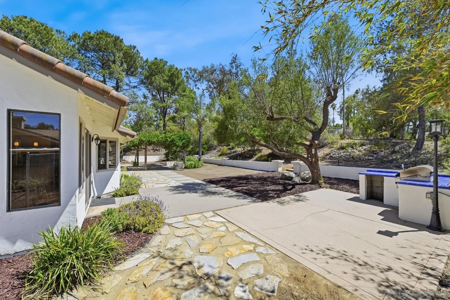 https://cdn.realtyfeed.com/cdn/127/260014355/e4d38f6f7d833a87445d17d2544e5f35.webp