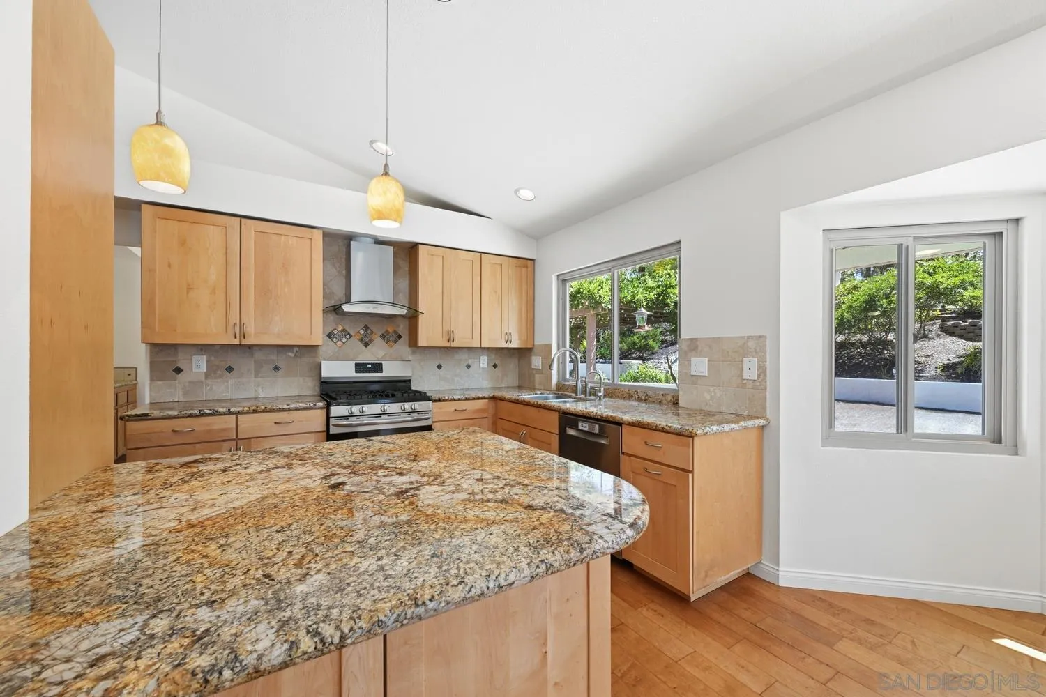 https://cdn.realtyfeed.com/cdn/127/260014355/e574ade5ebf3f32ada72350699b292ba.webp
