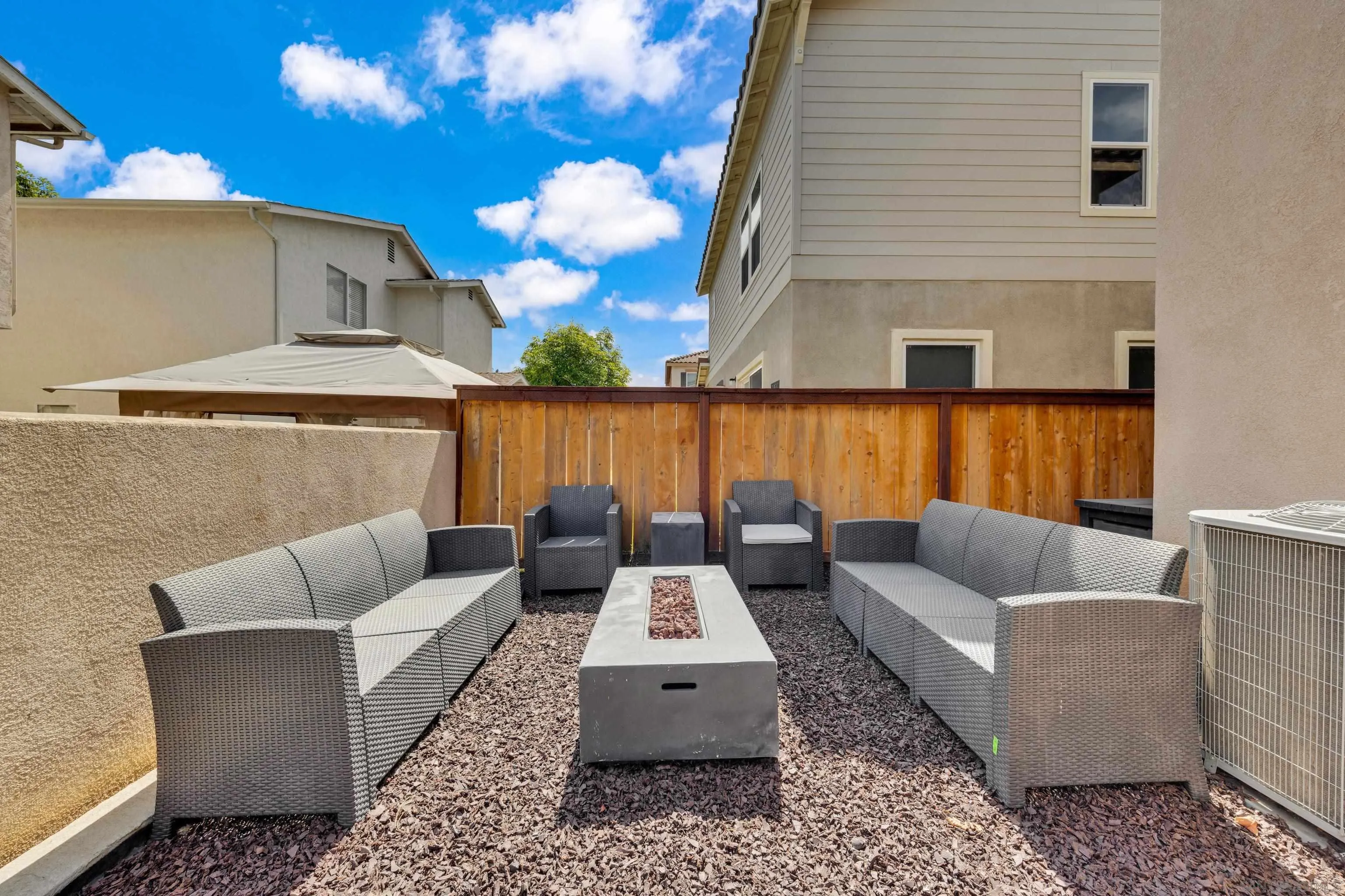 https://cdn.realtyfeed.com/cdn/127/260014358/22c648d11efed47ba9f47b7e872e675d.webp