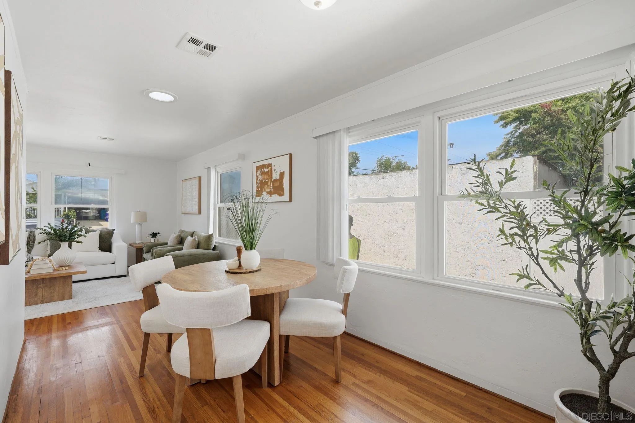 https://cdn.realtyfeed.com/cdn/127/260014359/61579ac04bdb3189da5b1870d1d16e9f.webp