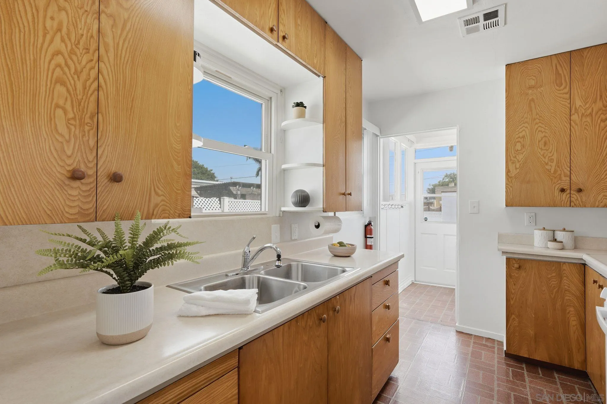 https://cdn.realtyfeed.com/cdn/127/260014359/6e90acd2d7373cc96996c274ddd59dad.webp