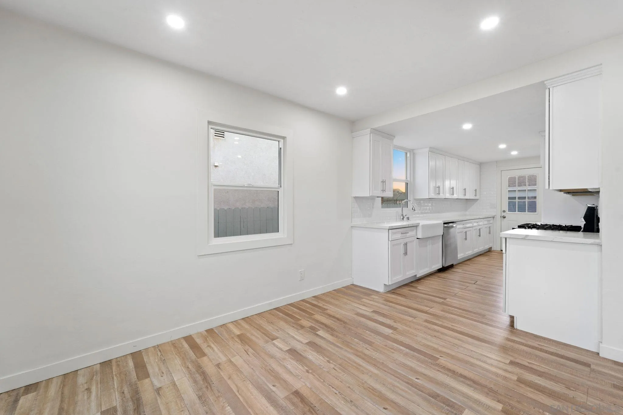 https://cdn.realtyfeed.com/cdn/127/260014363/1b13c07aa1644912949a3251b80b9349.webp