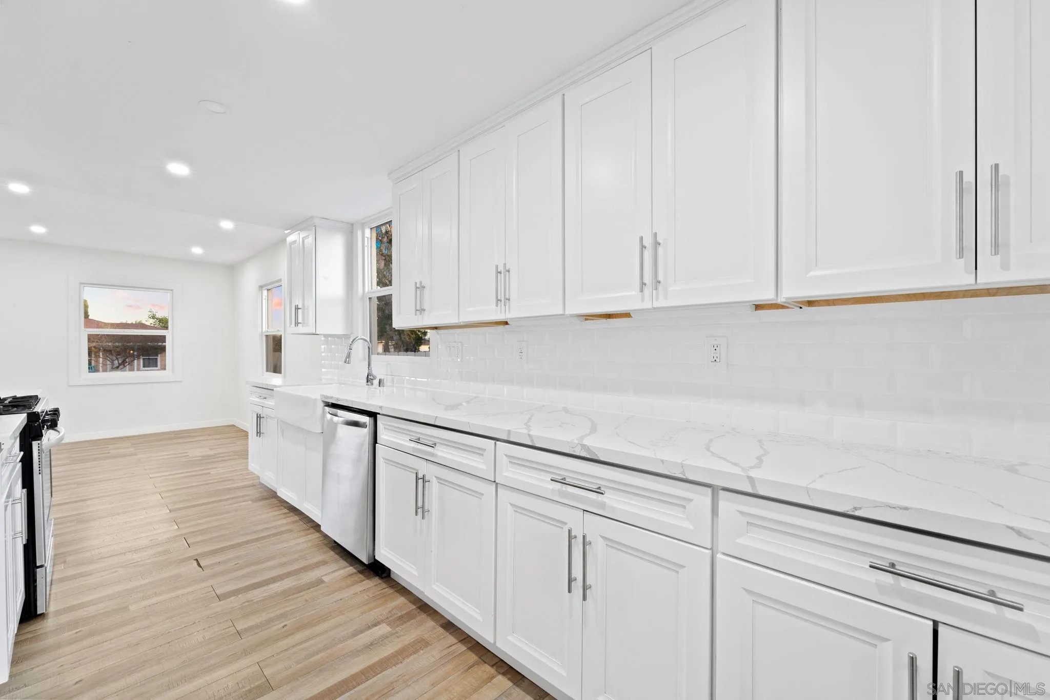https://cdn.realtyfeed.com/cdn/127/260014363/754b9c89adccb4773dd0de749cd488b4.webp