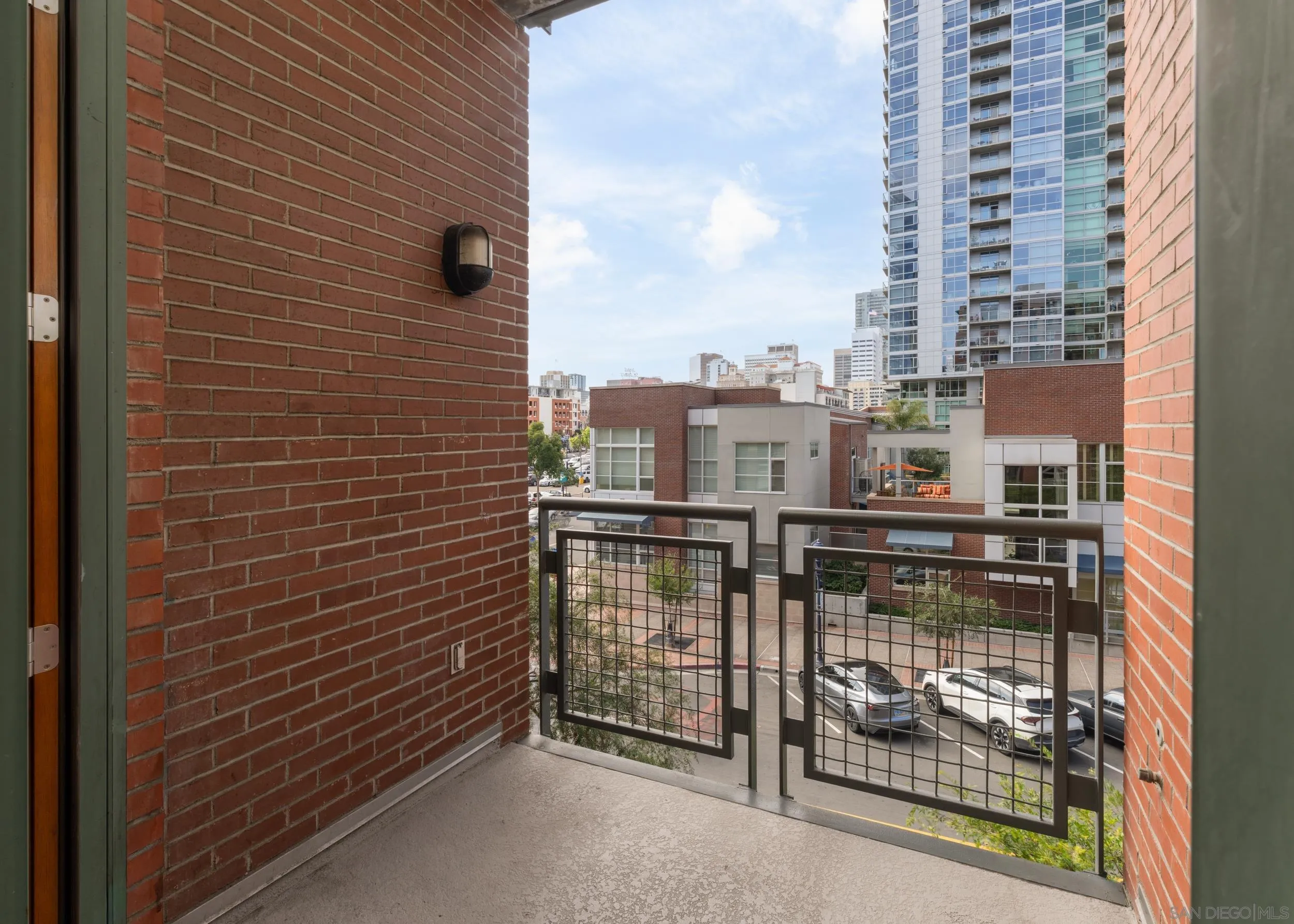 https://cdn.realtyfeed.com/cdn/127/260014364/84f5cb9a84d8fb536459e5f42bed0773.webp