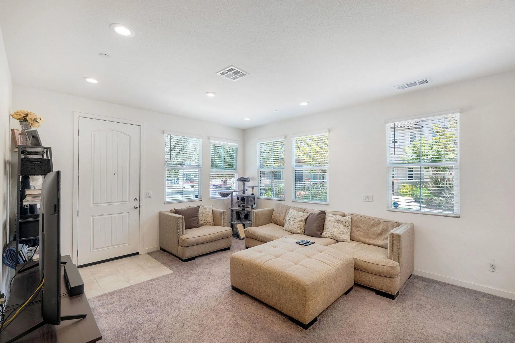 https://cdn.realtyfeed.com/cdn/127/260014366/72f1729b40c95a5a95e26bff63589003.webp