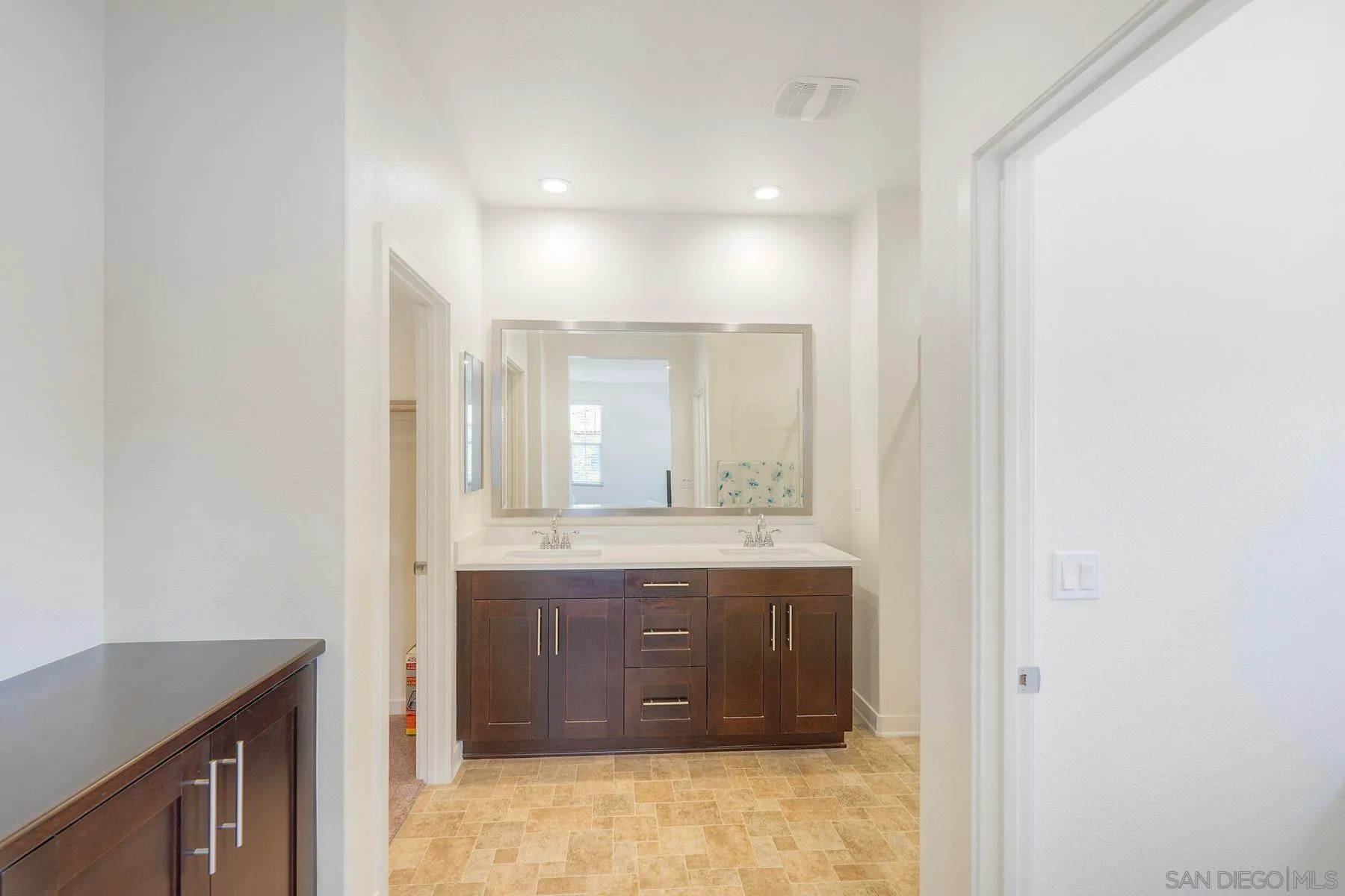 https://cdn.realtyfeed.com/cdn/127/260014366/89b0eeebc5b53a0e1ae143cfe5150a11.webp