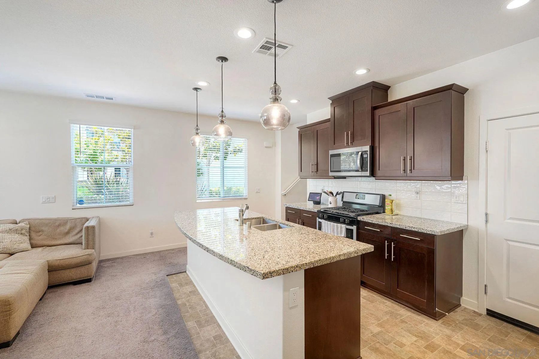 https://cdn.realtyfeed.com/cdn/127/260014366/a615d77b5904025f6c1d0dccf25da98d.webp