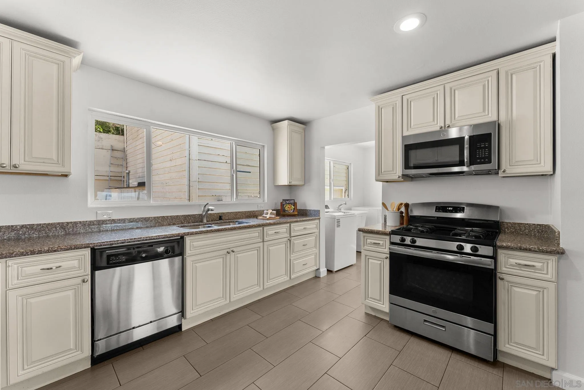 https://cdn.realtyfeed.com/cdn/127/260014367/77acda538563cd808590a81117887cd1.webp