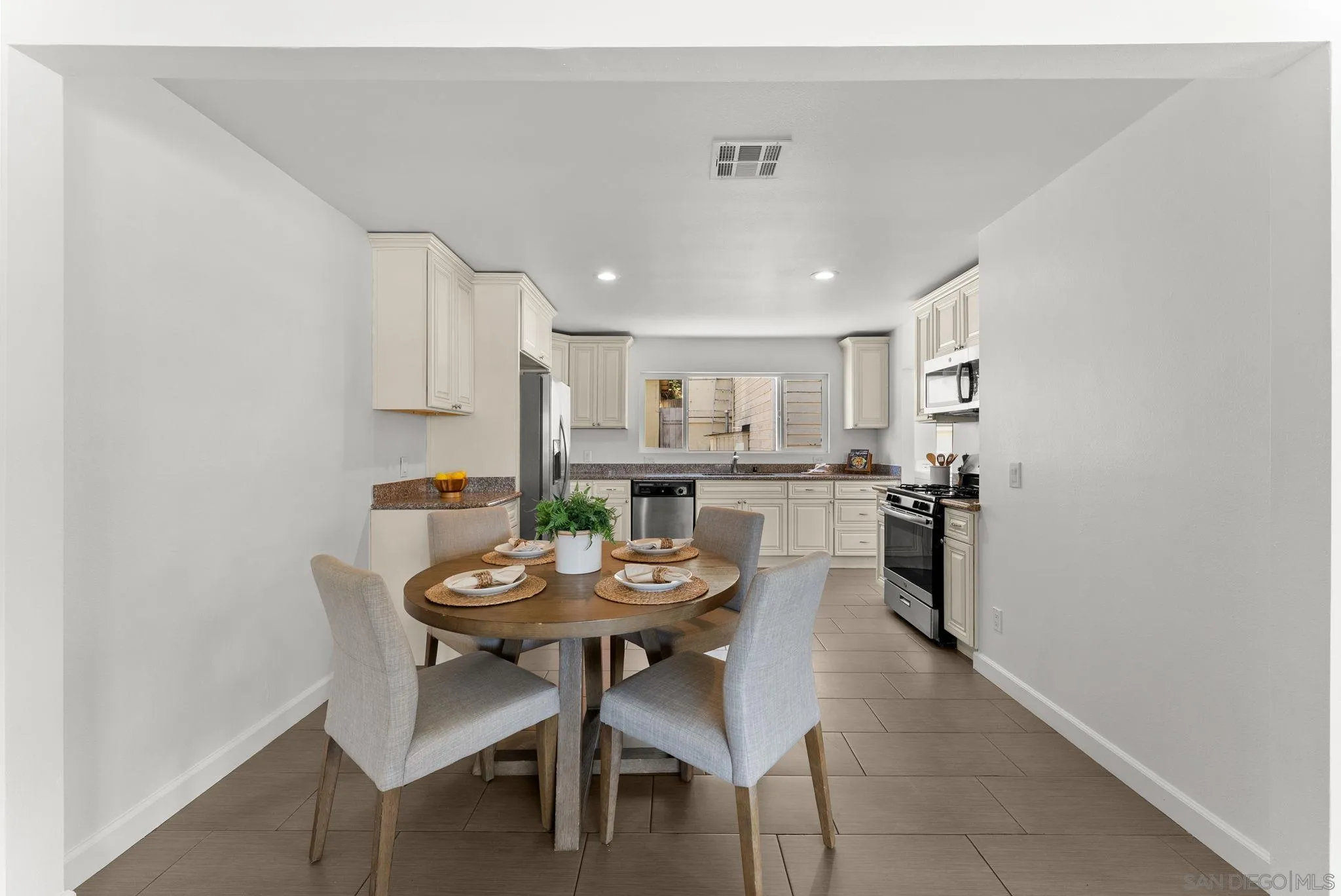 https://cdn.realtyfeed.com/cdn/127/260014367/b7770f8e951c7e70a7ab46b734bb5277.webp