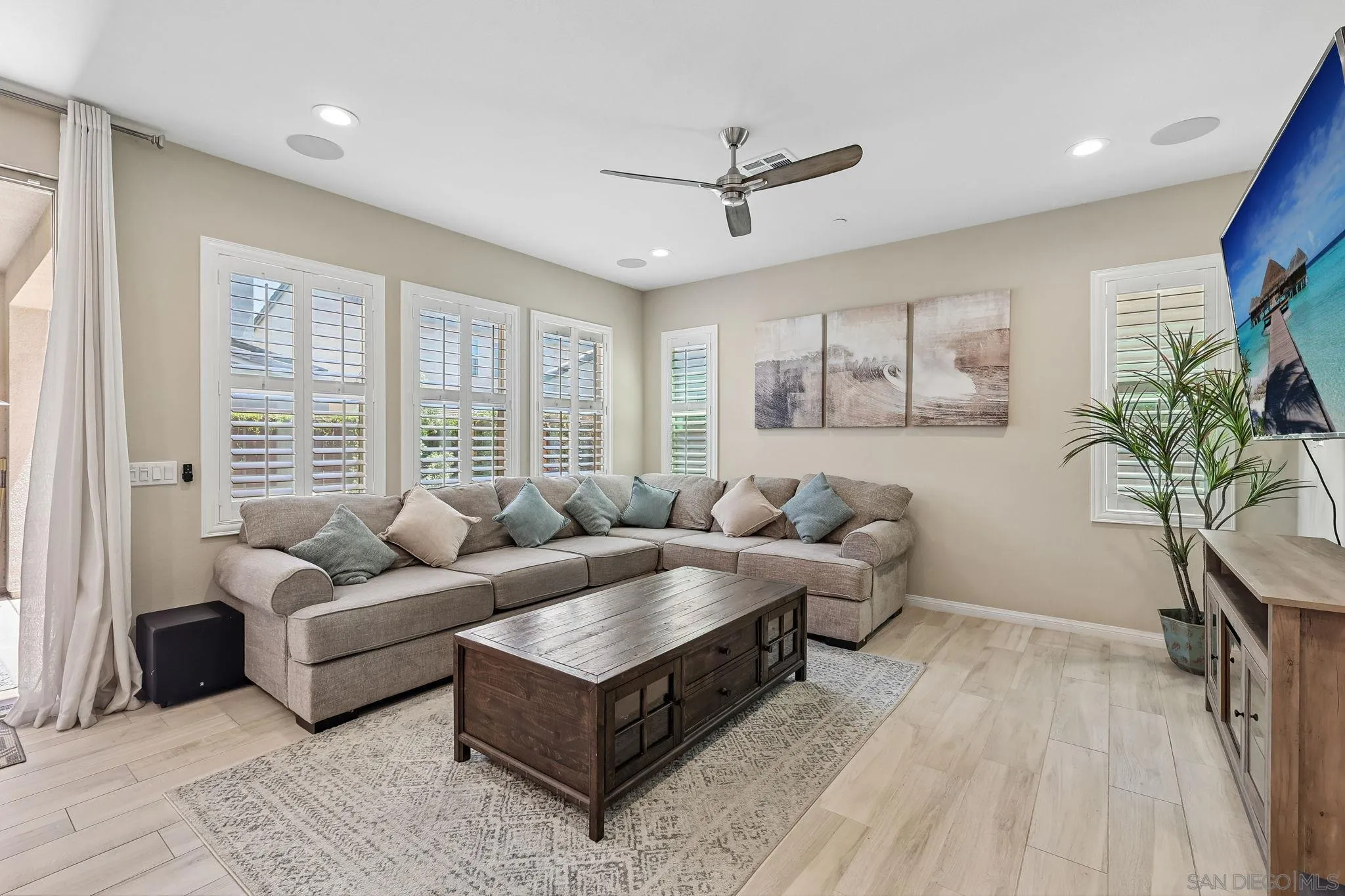 https://cdn.realtyfeed.com/cdn/127/260014379/461cd78f4983aa1cb5c71e8d05dee04e.webp