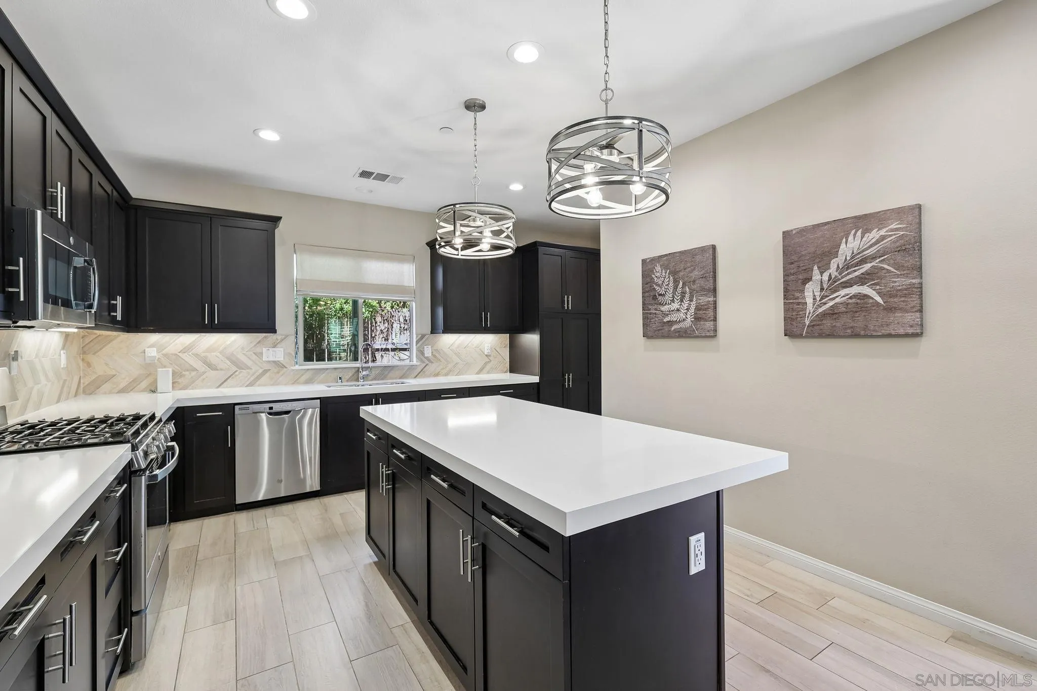 https://cdn.realtyfeed.com/cdn/127/260014379/5814a9f159176bb3604d87dfadcced7b.webp