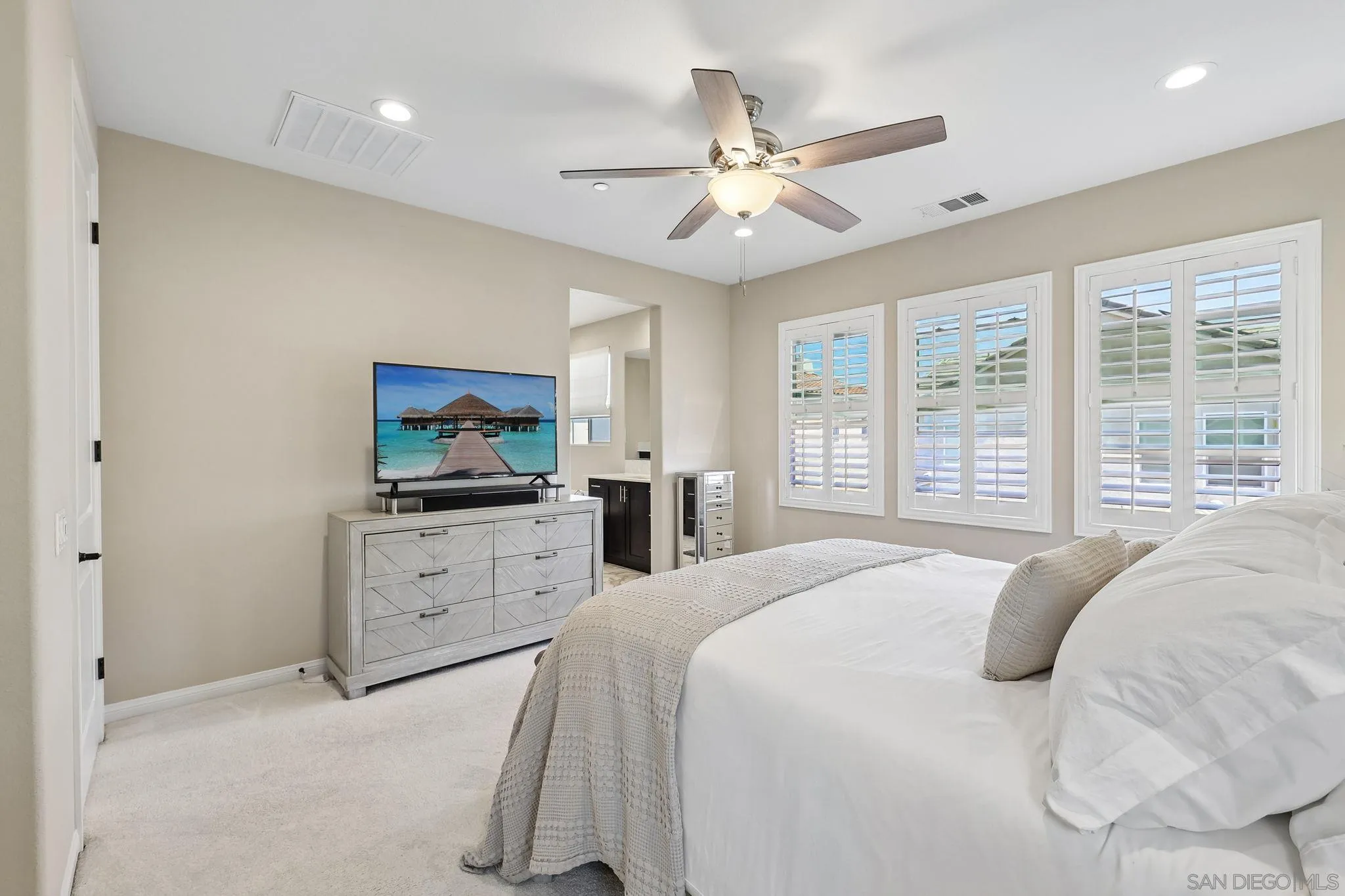 https://cdn.realtyfeed.com/cdn/127/260014379/883965db4c8dcbdbea56204c74ddfd63.webp