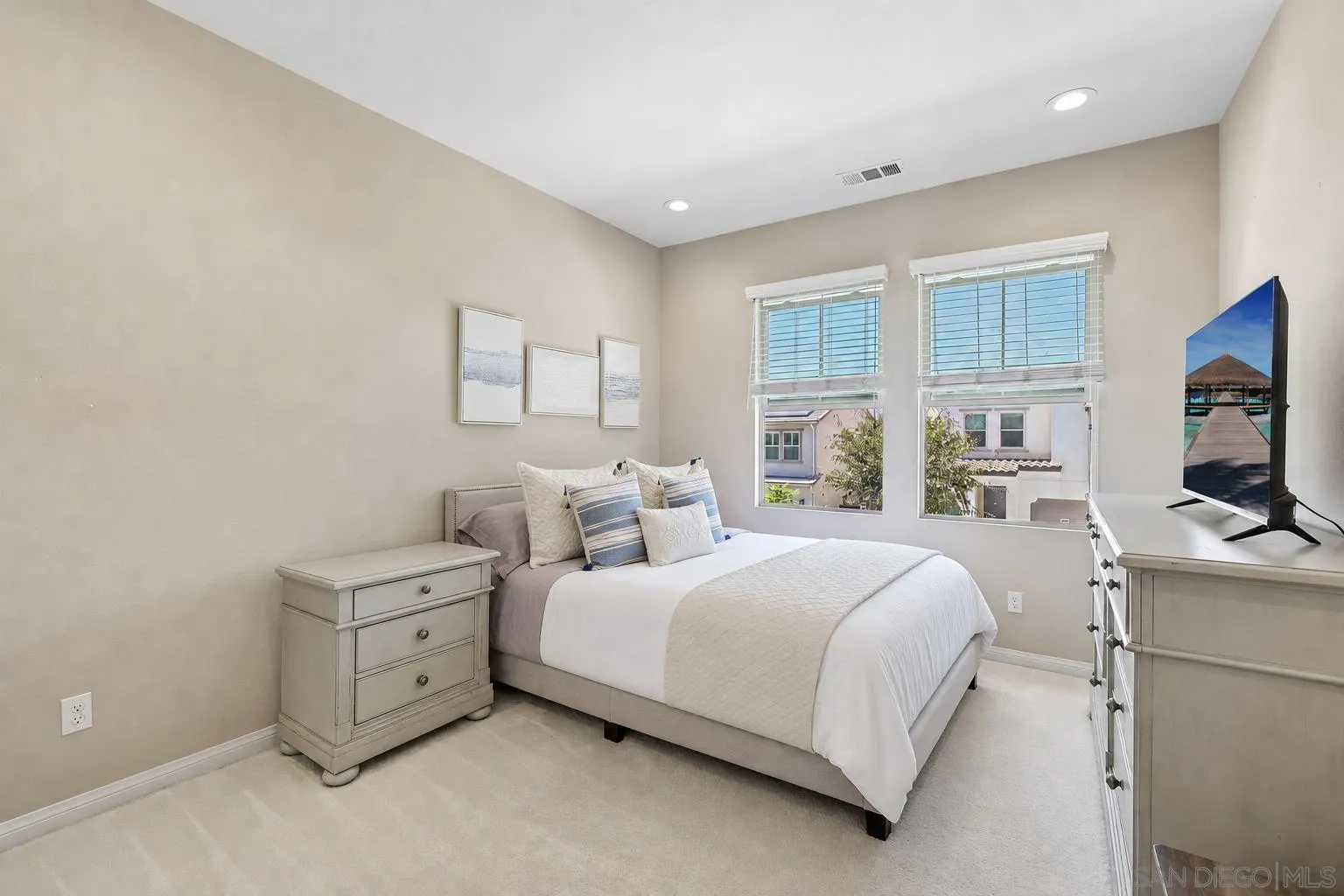 https://cdn.realtyfeed.com/cdn/127/260014379/8e8ddb4d8723254bd0df523ba7e9689b.webp