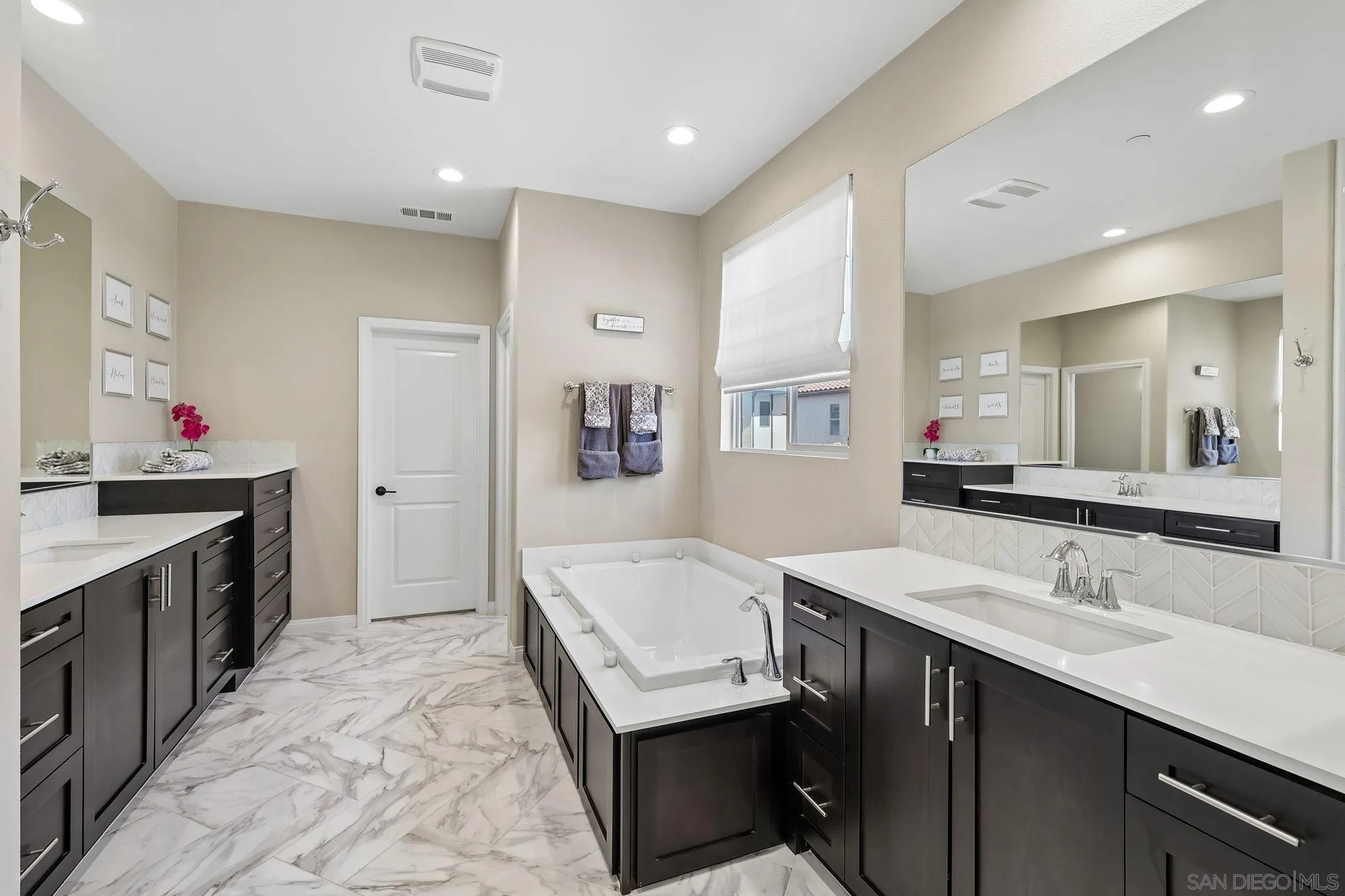 https://cdn.realtyfeed.com/cdn/127/260014379/91a5357019be9da5789a258c6bedca95.webp