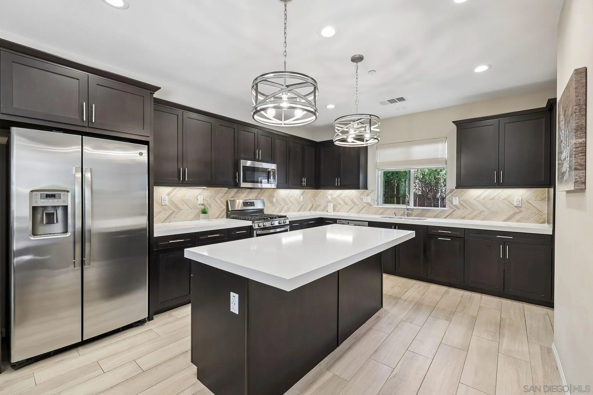 https://cdn.realtyfeed.com/cdn/127/260014379/f5a8e1af369ee645f9ed7076fd82e438.webp