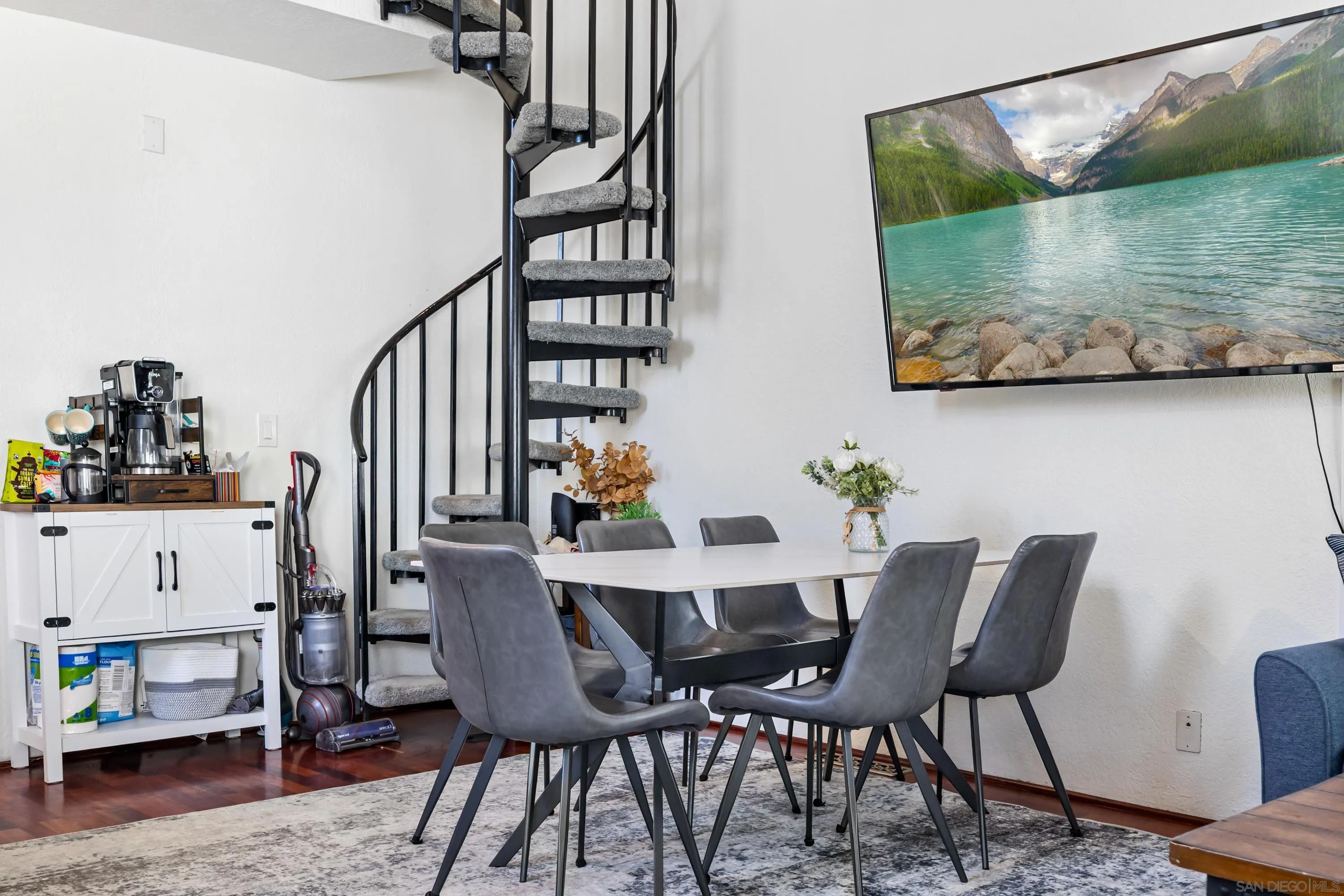 https://cdn.realtyfeed.com/cdn/127/260014382/7ac648750eeda84716d35f0b560f0b3a.webp