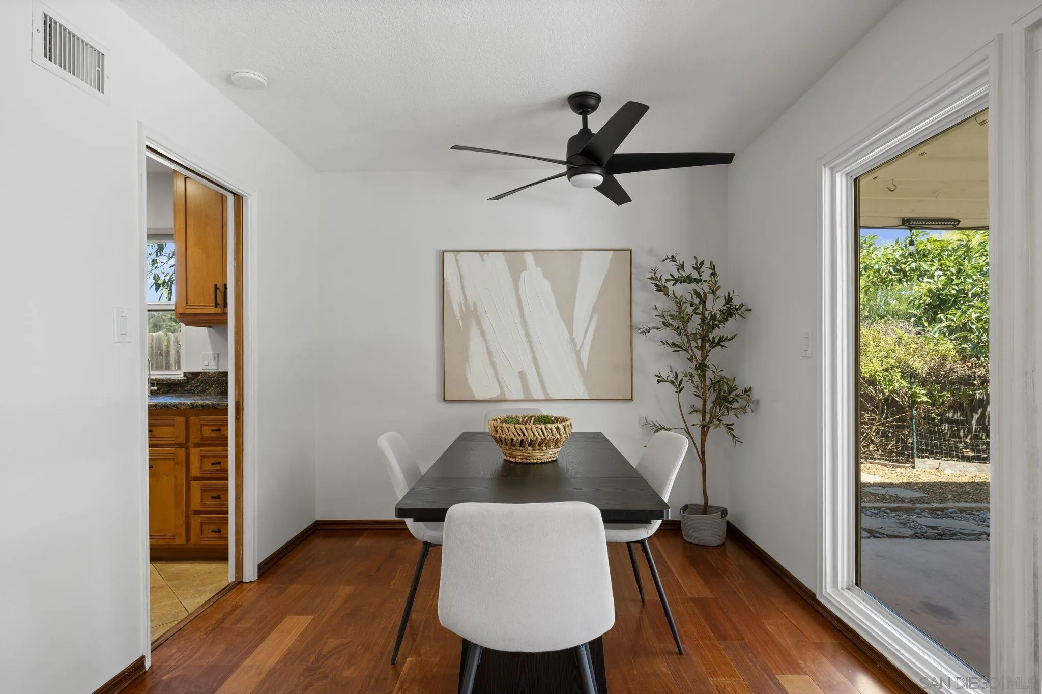 https://cdn.realtyfeed.com/cdn/127/260014424/8acd6840293dd657738c75463da27189.webp