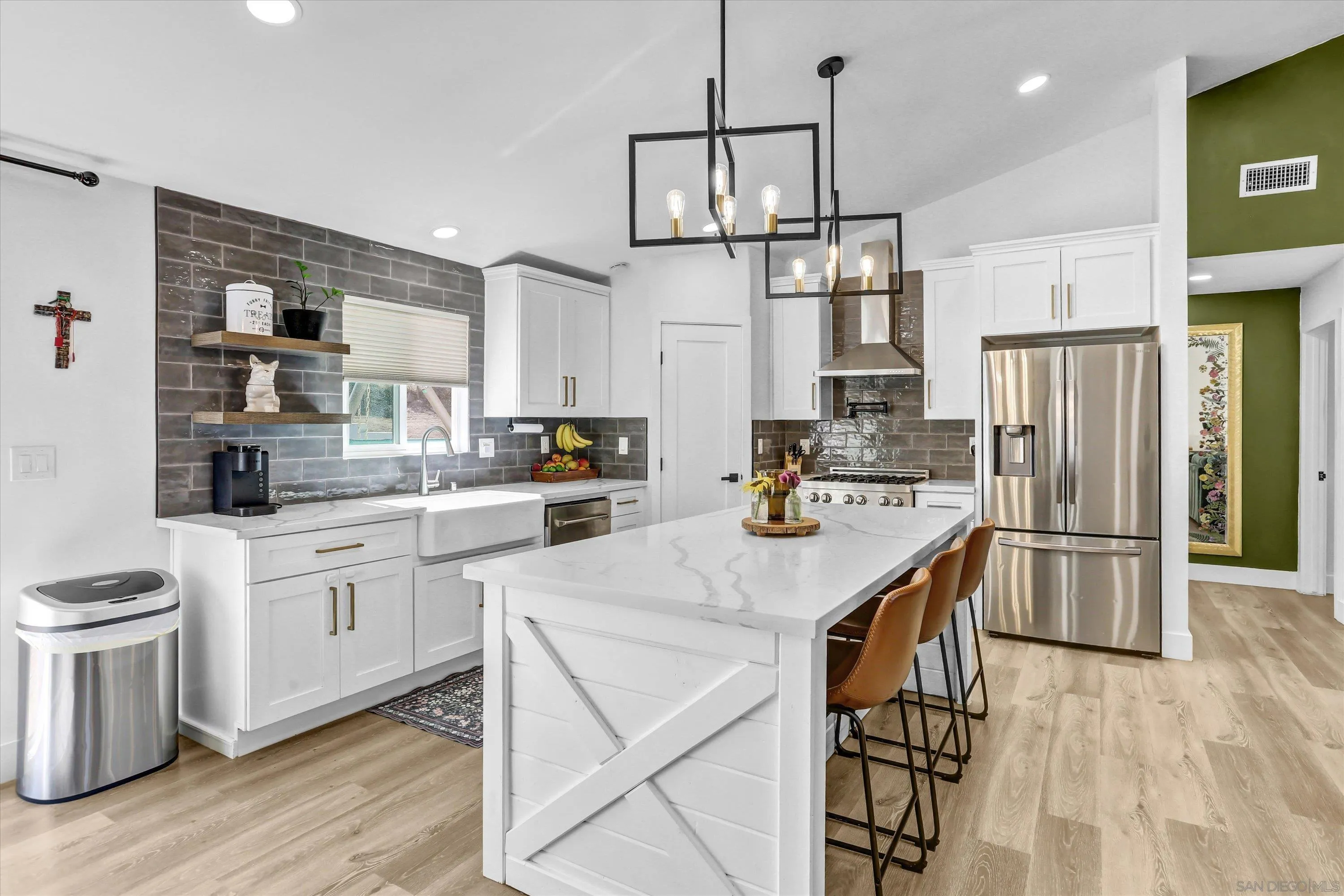 https://cdn.realtyfeed.com/cdn/127/260014438/f9a4933775664a11ab10a4e0f7d9930f.webp