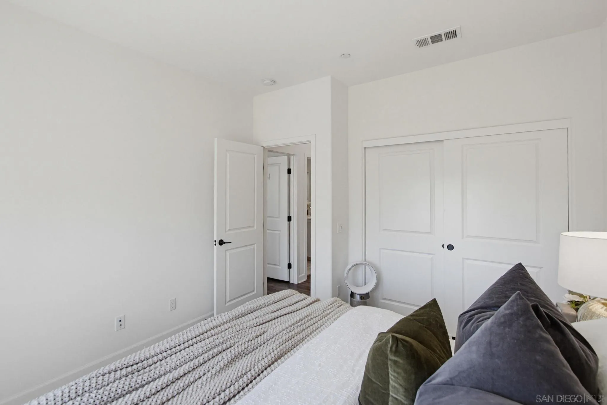 https://cdn.realtyfeed.com/cdn/127/260014455/4b1984a4f82ae4ee66cb14eaa005beb4.webp