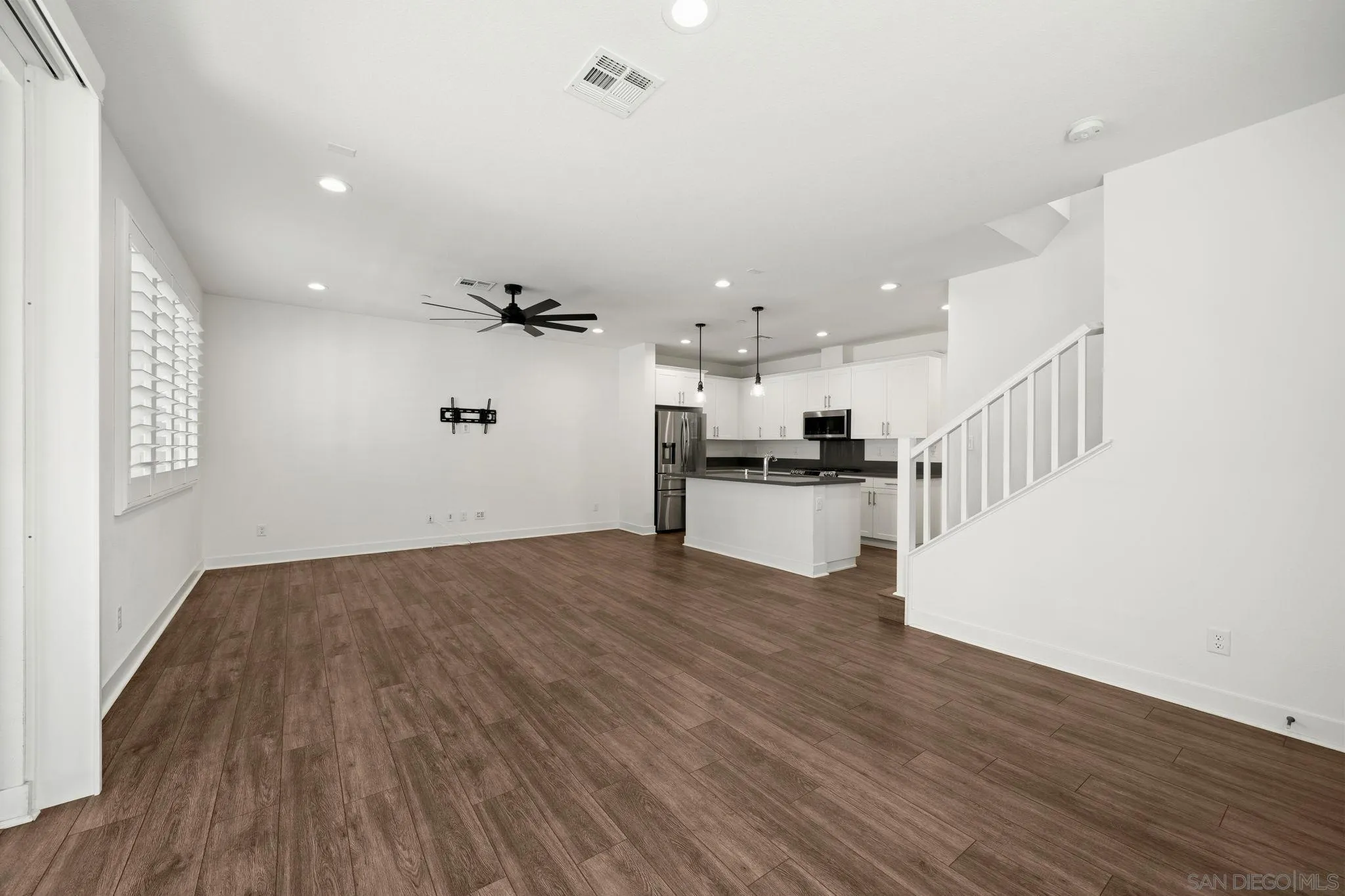 https://cdn.realtyfeed.com/cdn/127/260014471/0e9e3f8bd00e6a4f5151b1d1876c2be8.webp