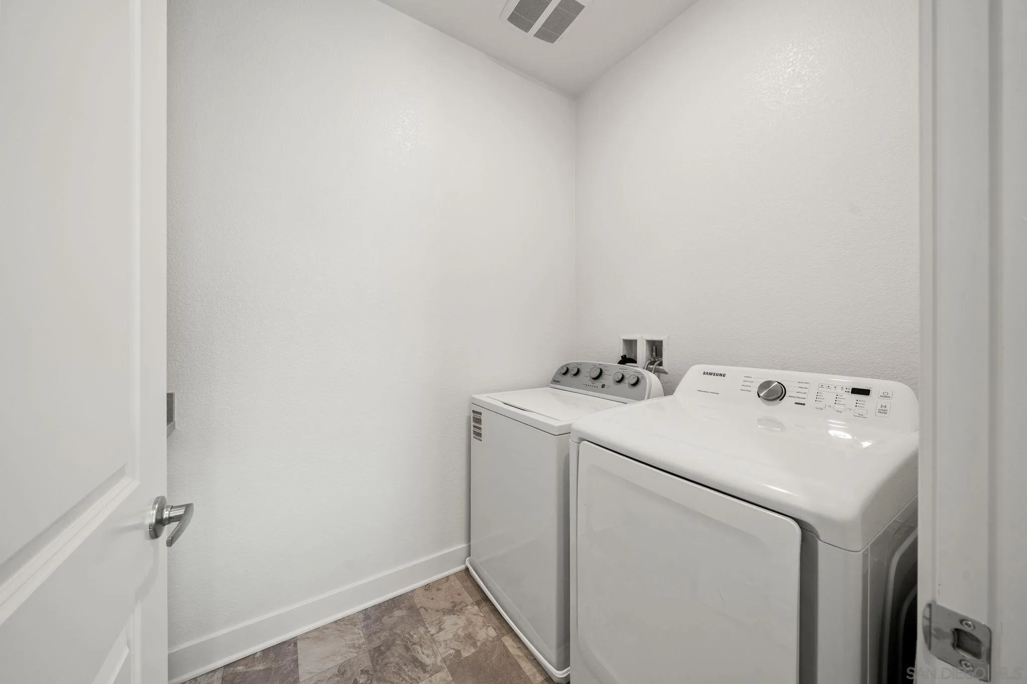 https://cdn.realtyfeed.com/cdn/127/260014471/17de8cfd2a19a30670ac4e72b79843d6.webp