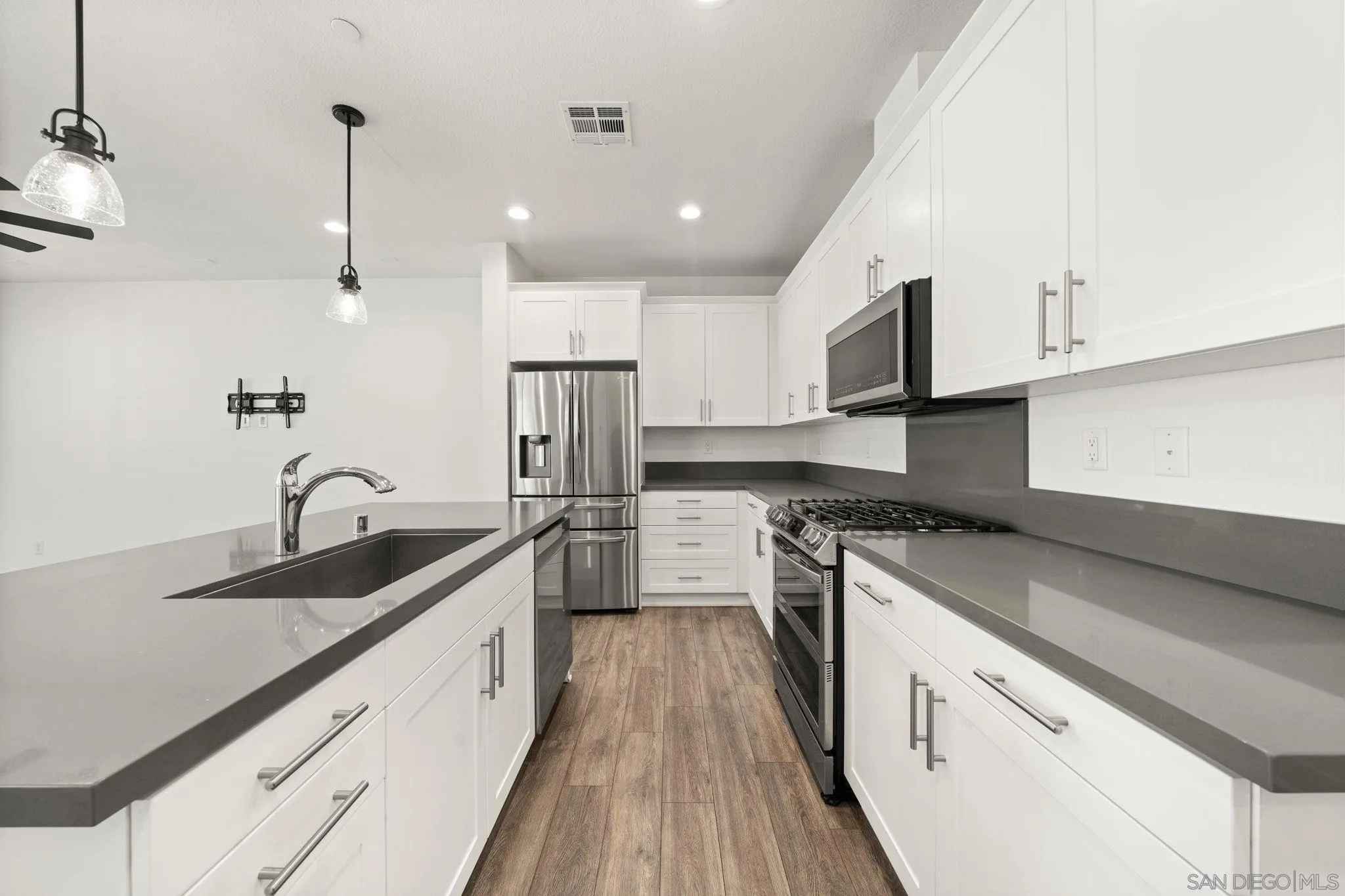 https://cdn.realtyfeed.com/cdn/127/260014471/2a473f1b64c90e7ca5404ea5b18b961c.webp