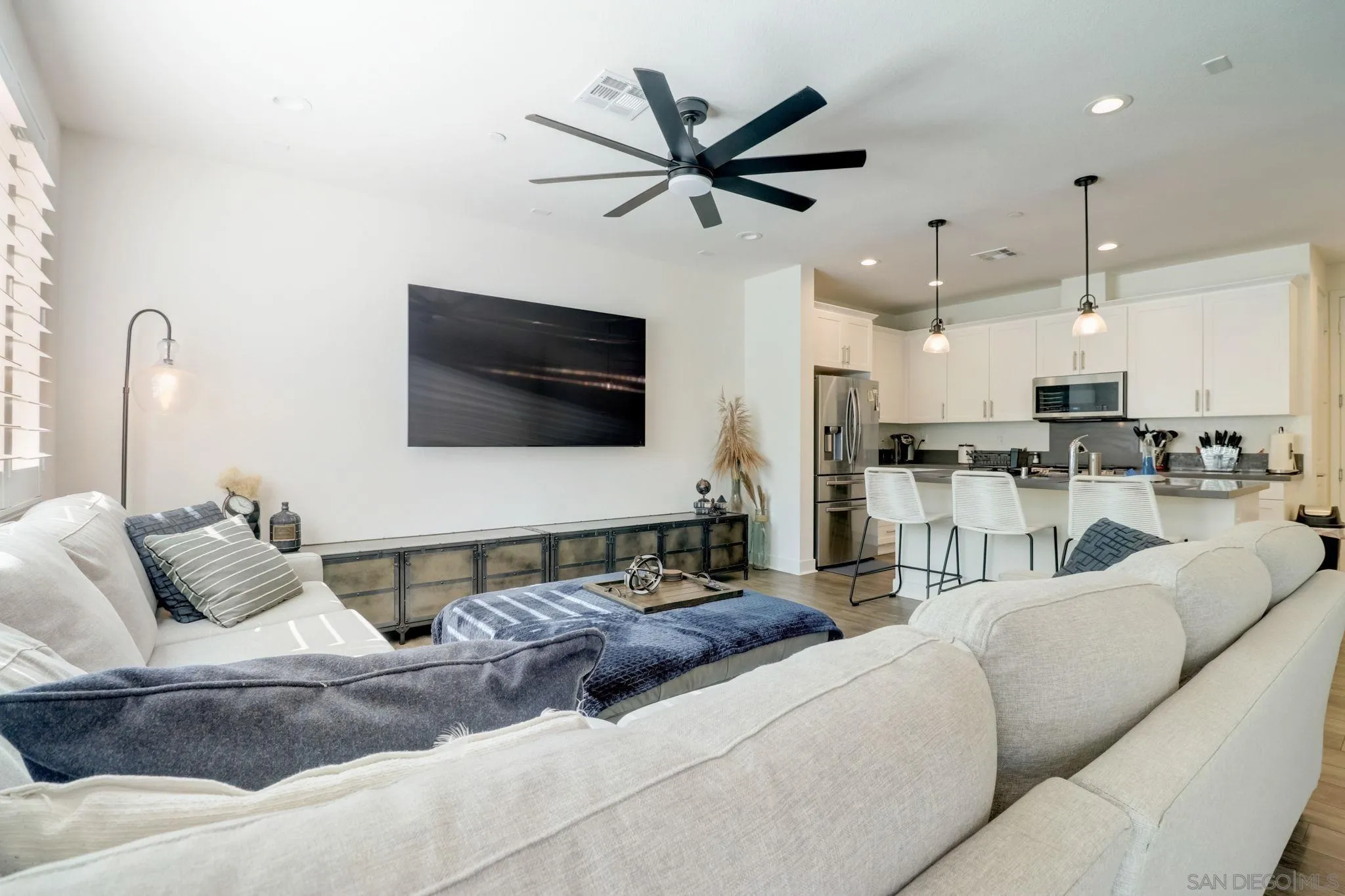 https://cdn.realtyfeed.com/cdn/127/260014471/7cc1404794bbc1dbc9bc49c72c6f9698.webp