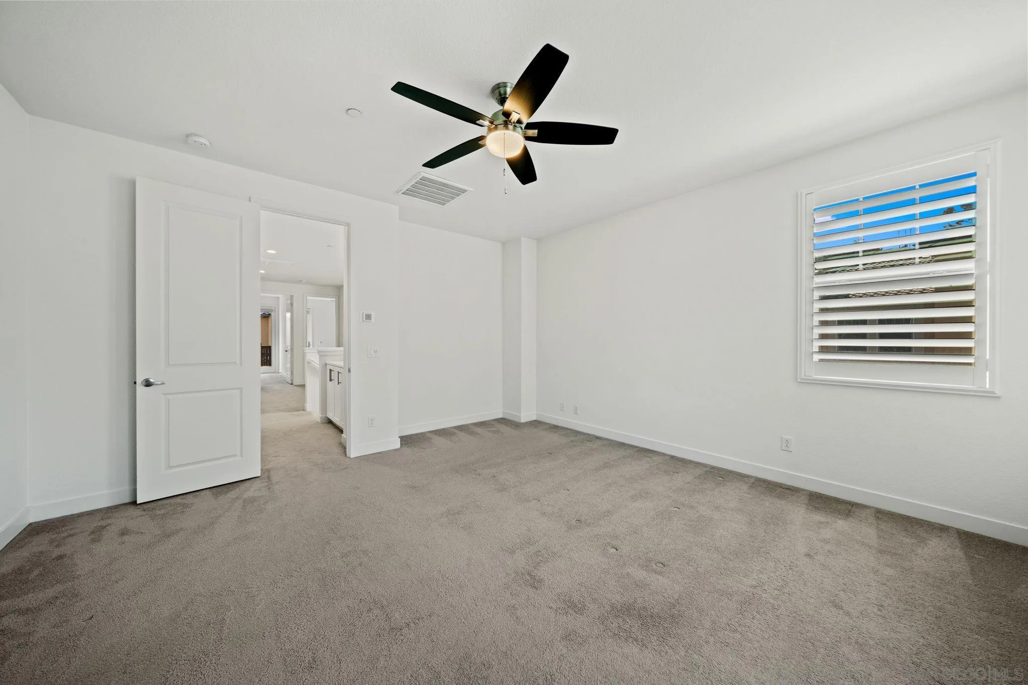 https://cdn.realtyfeed.com/cdn/127/260014471/a7a3d0f4876ca7b0af81bc1600eff4eb.webp
